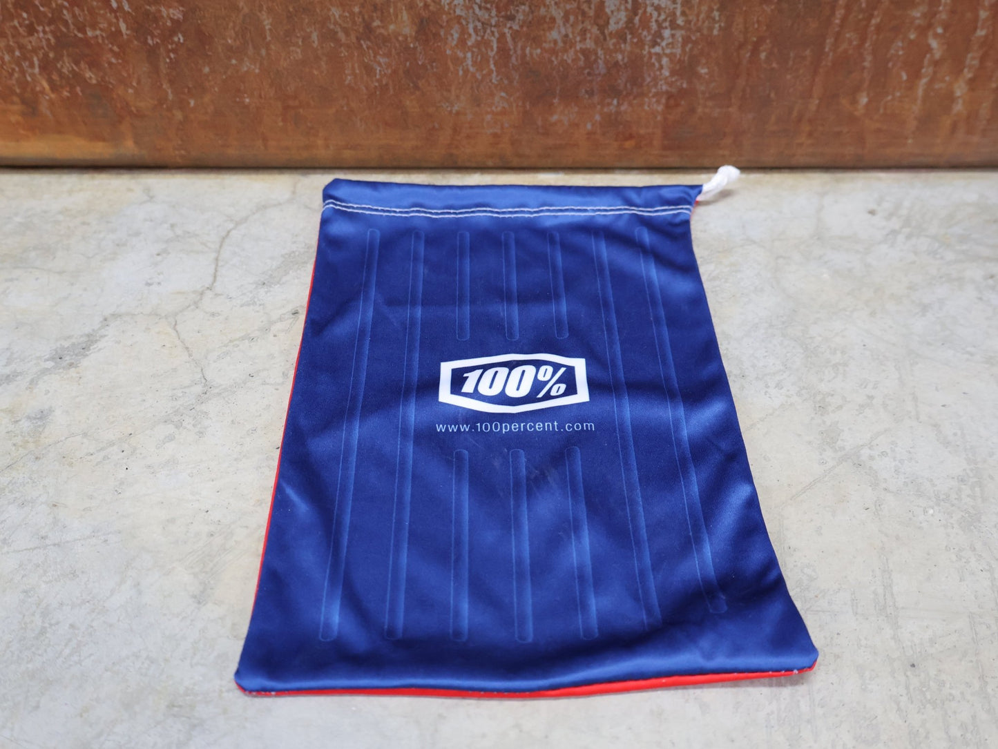 Brillen von 100%, 100% – ACCURI 2 GOGGLE MOORE / BLACK - WHITE / CLEAR LENS / MX & MTB BRILLE vor USEDBIKES - OB.DE Hintergrund