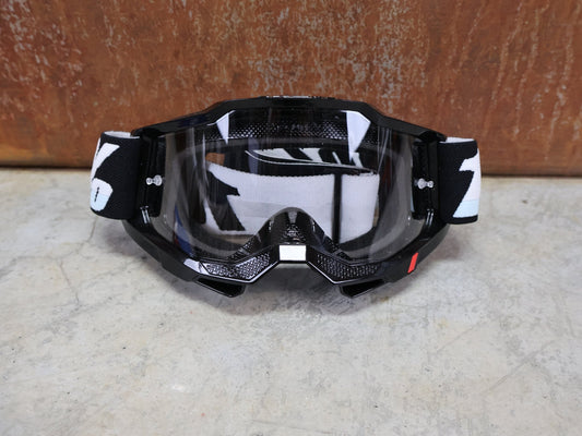 Brillen von 100%, 100% – ACCURI 2 GOGGLE MOORE / BLACK - WHITE / CLEAR LENS / MX & MTB BRILLE vor USEDBIKES - OB.DE Hintergrund