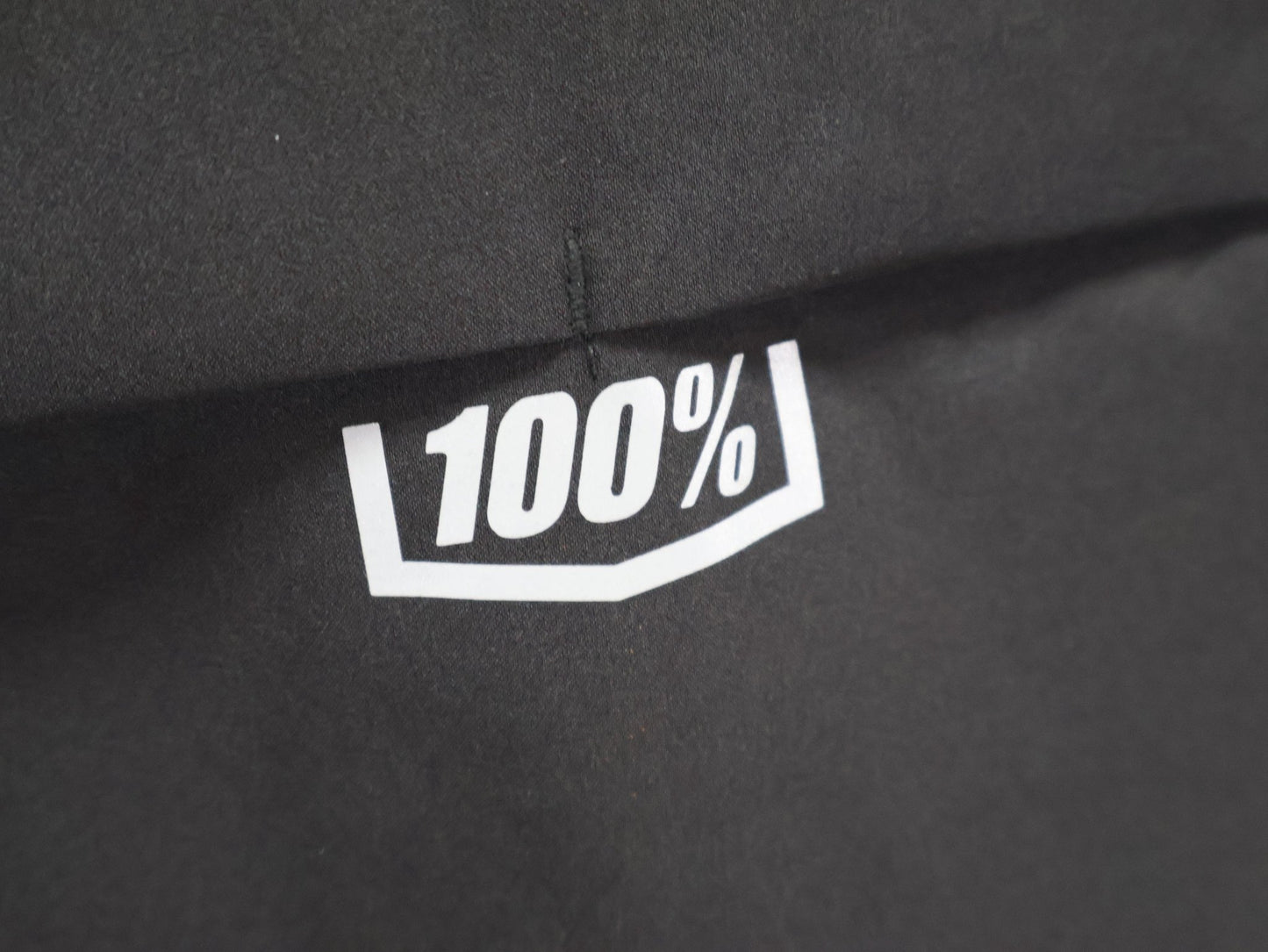 Regenbekleidung Herren von 100%, 100% – HYDROMATIC JACKE HERREN / BLACK / REGENJACKE / STRETCH MATERIAL vor USEDBIKES - OB.DE Hintergrund