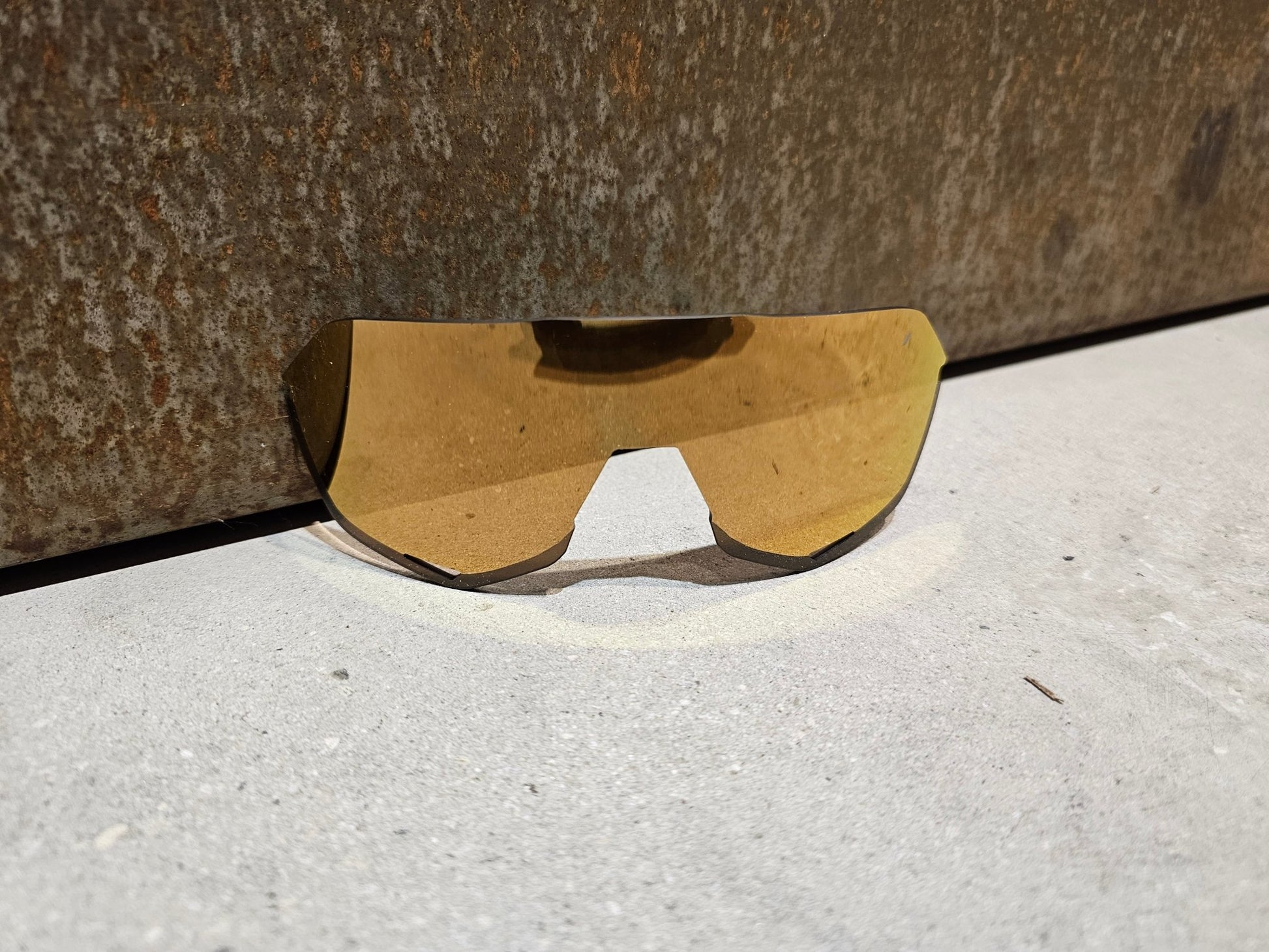 Brillen Zubehör & Ersatzteile von 100%, 100% S2 REPLACEMENT LENSE BRONZE MULTI LAYER MIRROR / BRILLENGLAS in variant_title vor USEDBIKES - OB.DE Hintergrund