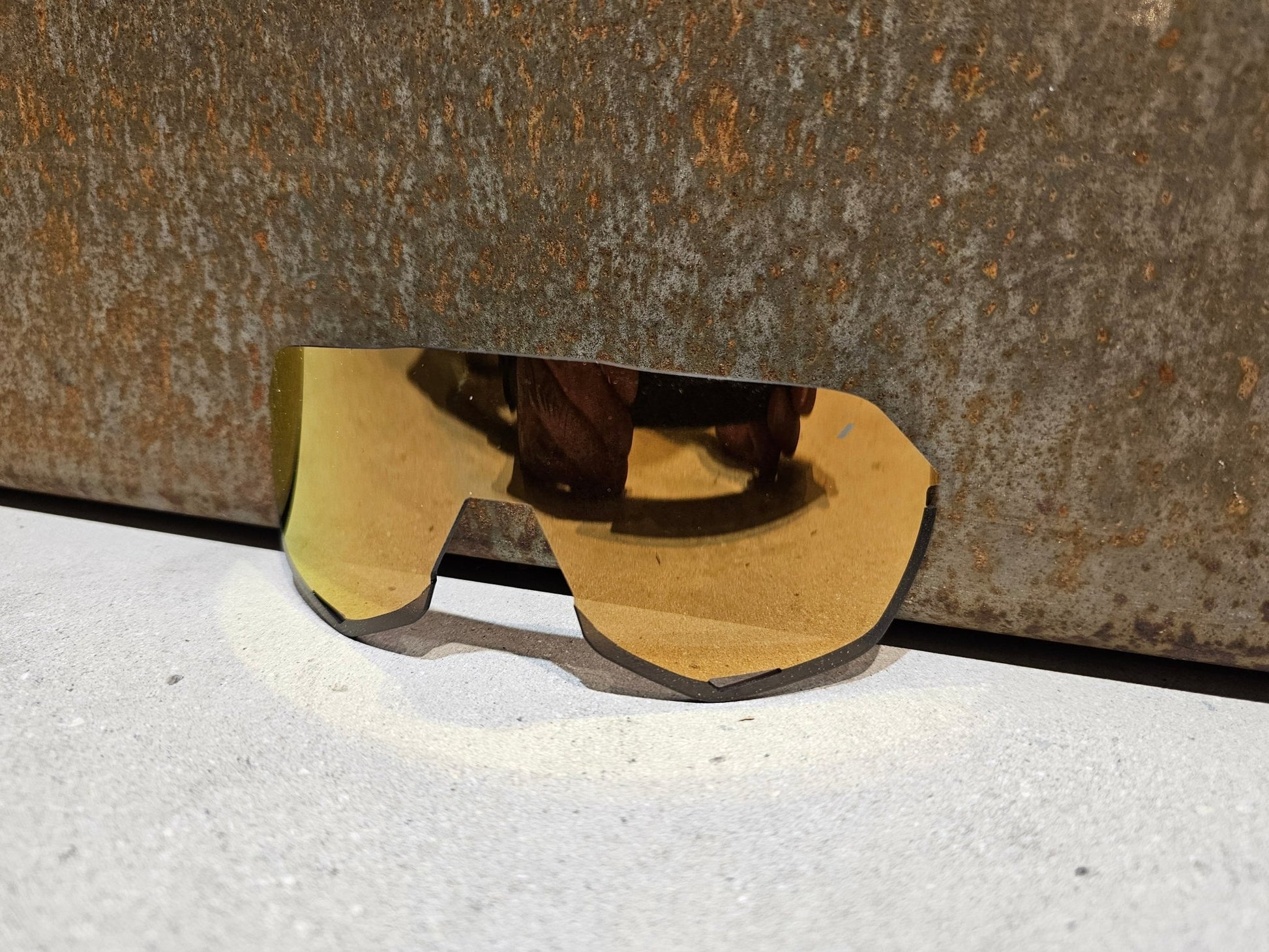 Brillen Zubehör & Ersatzteile von 100%, 100% S2 REPLACEMENT LENSE BRONZE MULTI LAYER MIRROR / BRILLENGLAS in variant_title vor USEDBIKES - OB.DE Hintergrund