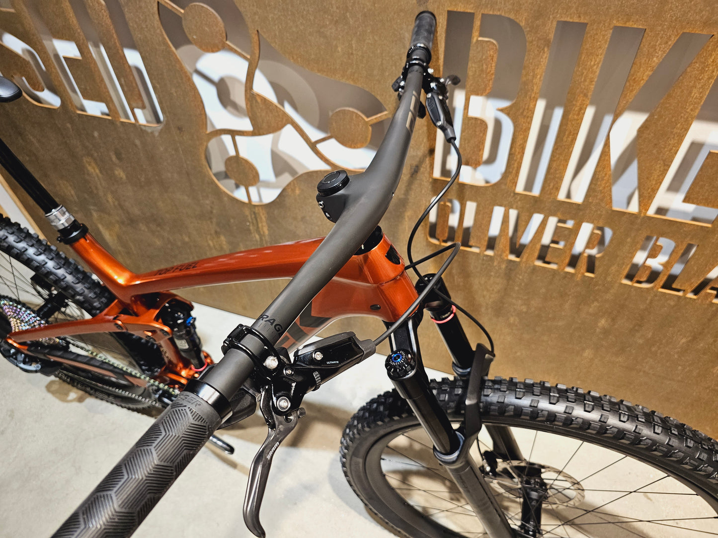 TREK TOP FUEL 9.9 AXS / L