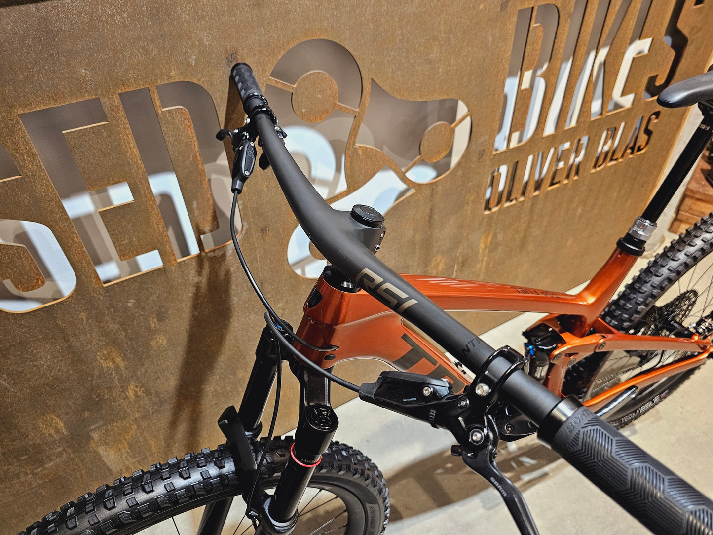 TREK TOP FUEL 9.9 AXS / L