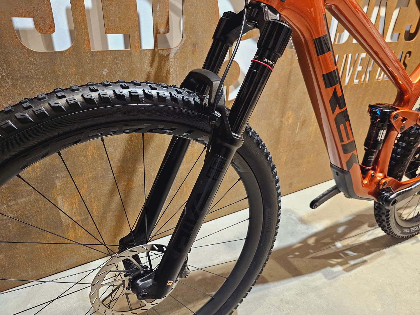 TREK TOP FUEL 9.9 AXS / L