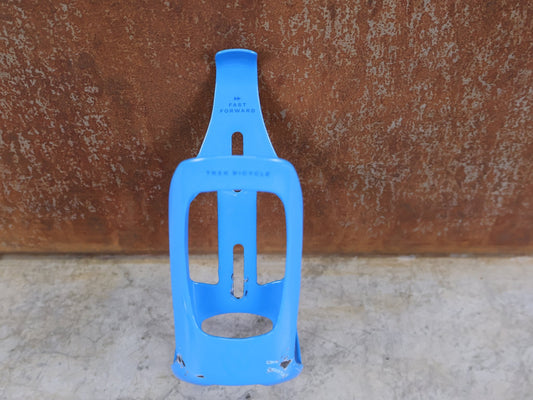 Trinkflaschen und Halter von Trek, 2x TREK RSL AERO CARBON FLASCHENHALTER / WATERLOO BLUE SET vor USEDBIKES - OB.DE Hintergrund