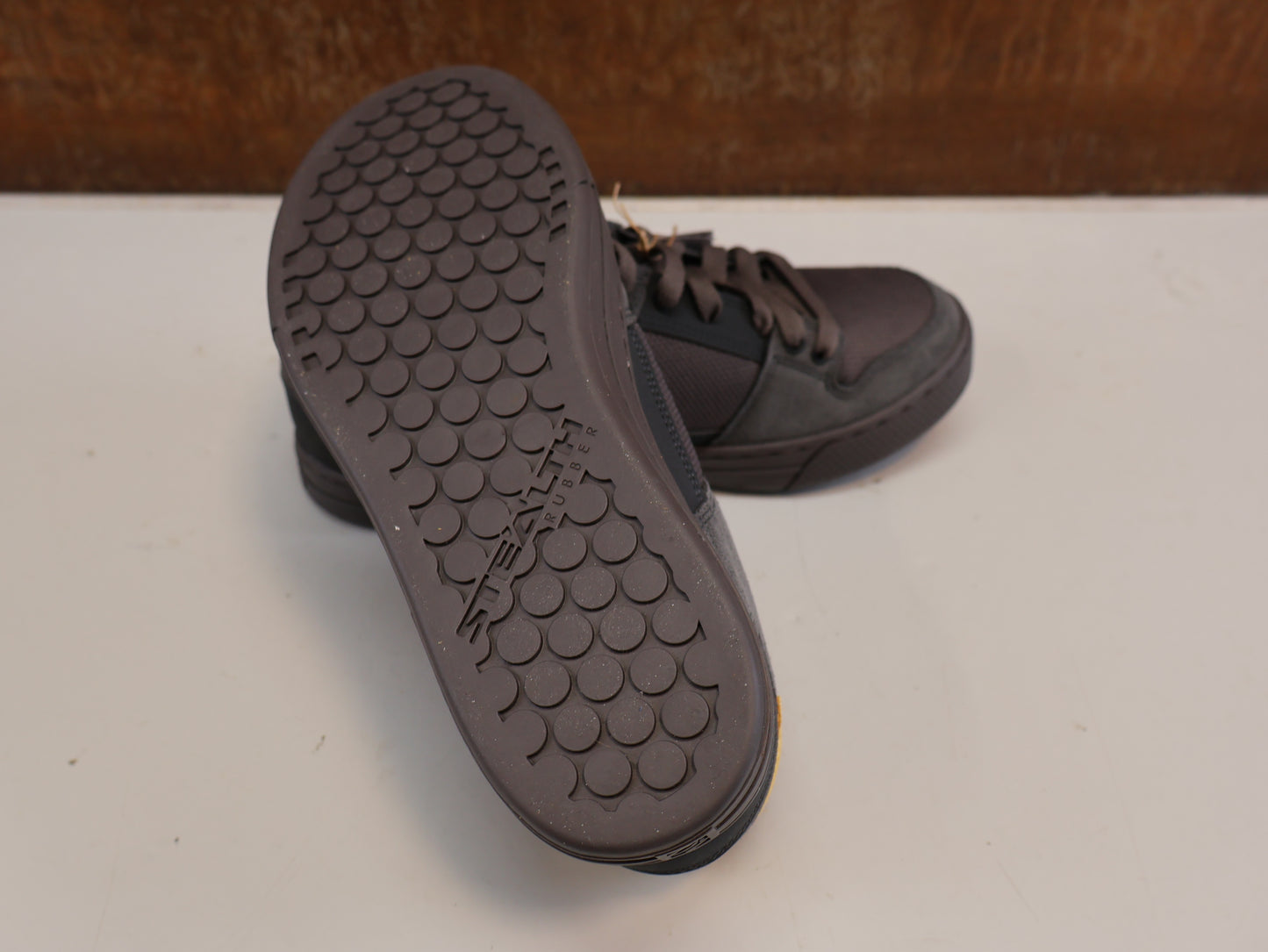 ADIDAS FIVE TEN FREERIDER/ FLAT PEDAL SCHUH / CHARCOAL OAT CARBON