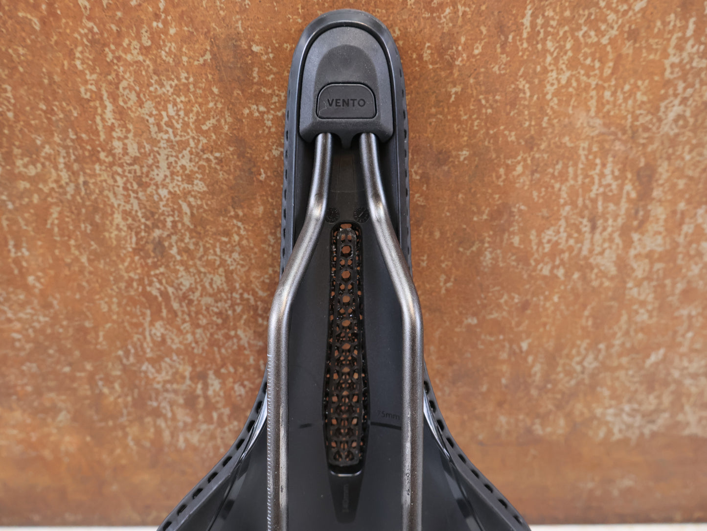 FIZIK VENTO ARGO R3 ADAPTIVE SATTEL / 3D-DRUCK / K:IUM GESTELL / 140 MM / 230G