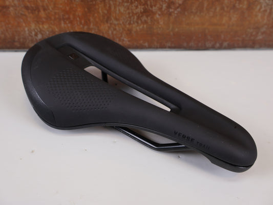 BONTRAGER VERSE SHORT ELITE TRAIL SATTEL / 145 MM / WING FLEX / AUSTENIT-STAHL