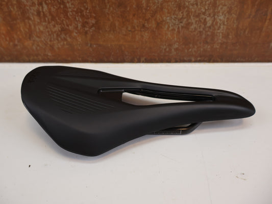 FI’ZI:K VENTO ARGO R1 SATTEL / CARBON RAILS / 140MM / 185G / RENNRAD