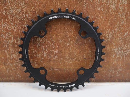 SPECIALITES T.A. KETTENBLATT ONE 104 / 38 ZÄHNE / 10-11-12-FACH