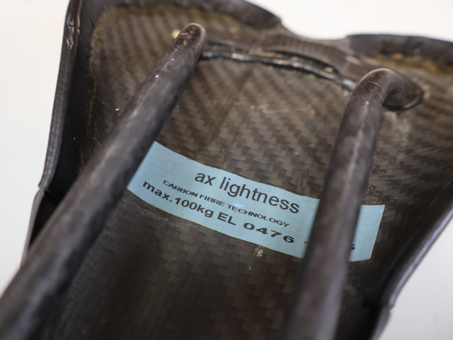AX-LIGHTNESS ENDURANCE PLUS CARBON SATTEL / LEDER BEZUG / SCHWARZ / ULTRALEICHT 101G
