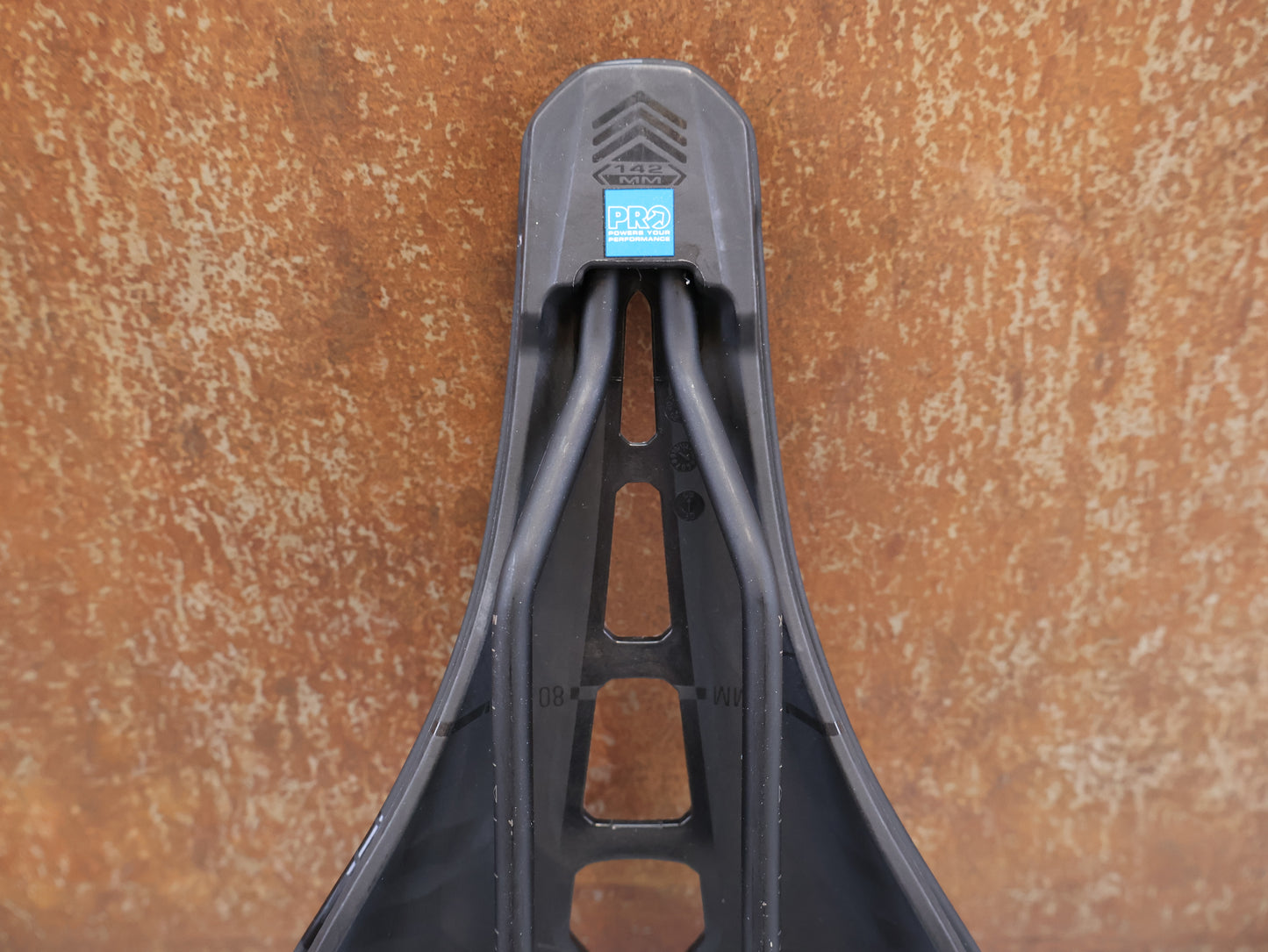 PRO STEALTH CURVED PERFORMANCE SATTEL / 142 MM / RENNRAD