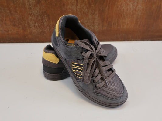MTB-Herrenschuhe von ADIDAS, ADIDAS FIVE TEN FREERIDER/ FLAT PEDAL SCHUH / CHARCOAL OAT CARBON vor USEDBIKES-OB.DE Hintergrund