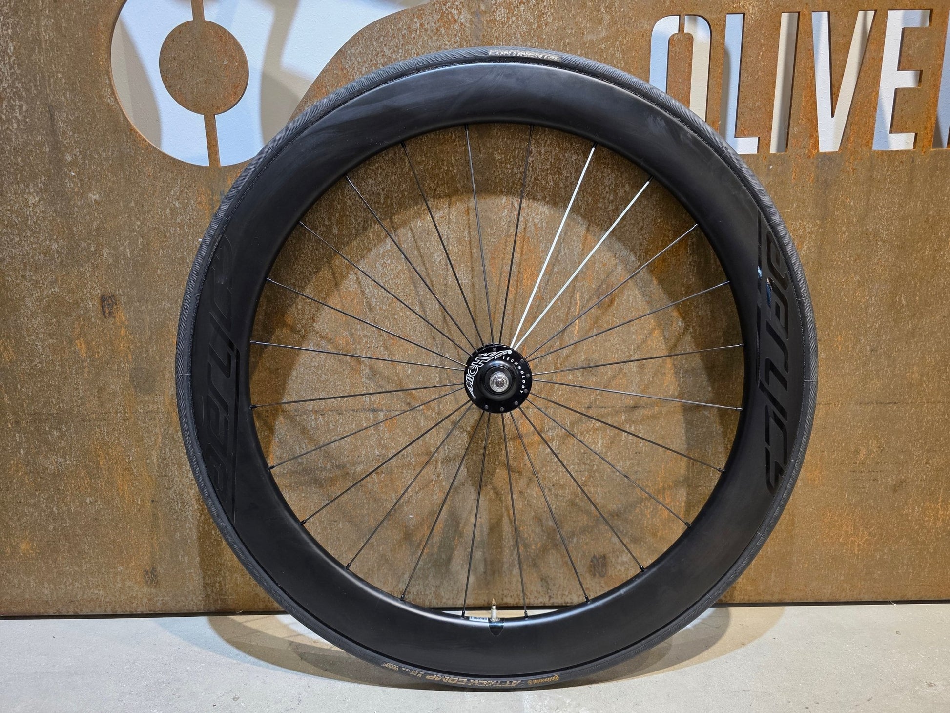 Laufrad/Laufradsatz von Aerycs, AERYCS CARBON AERO BAHN - / FIXIE VORDERRAD MICHE PRIMATO vor USEDBIKES - OB.DE Hintergrund