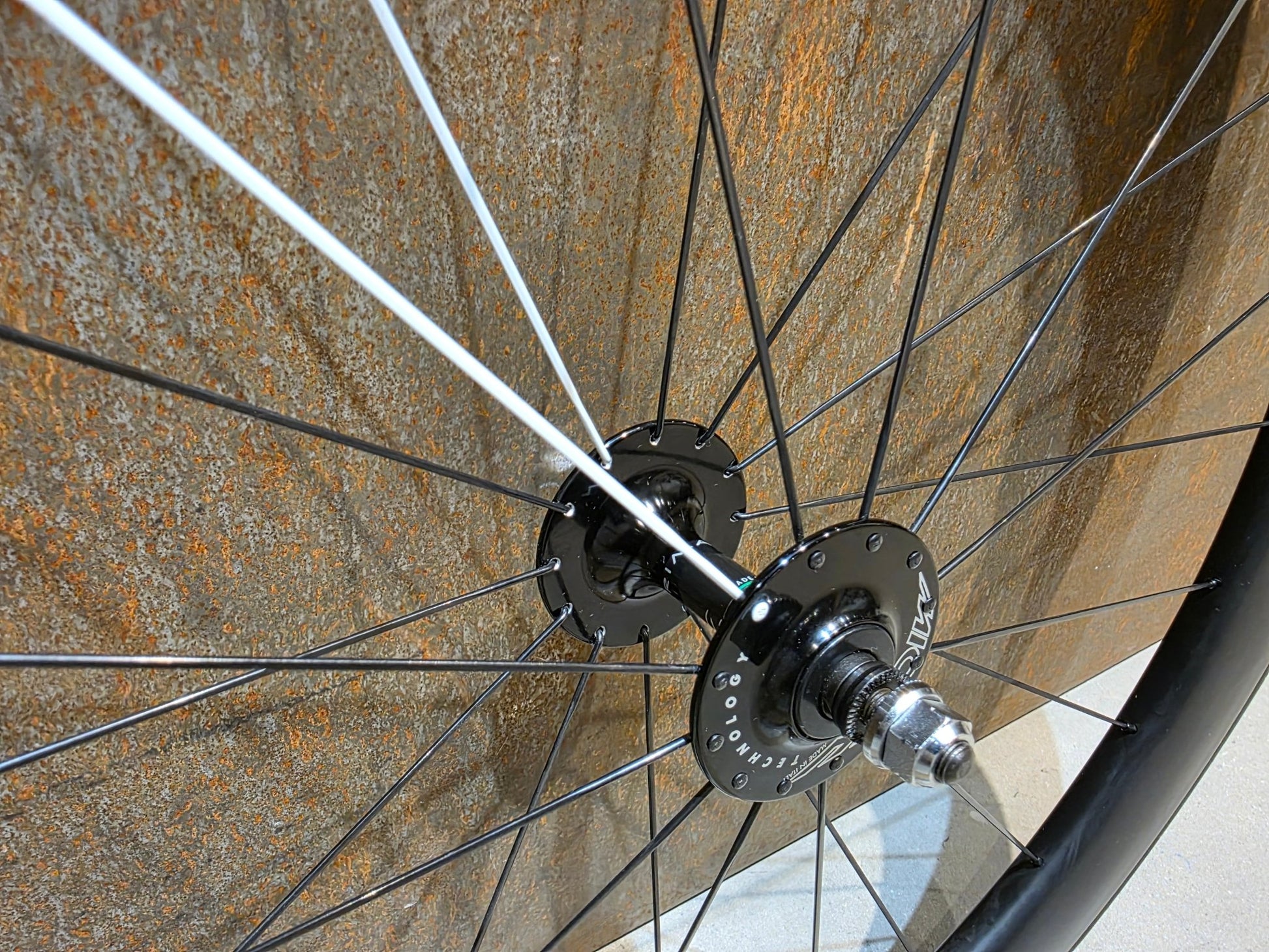 Laufrad/Laufradsatz von Aerycs, AERYCS CARBON AERO BAHN - / FIXIE VORDERRAD MICHE PRIMATO vor USEDBIKES - OB.DE Hintergrund