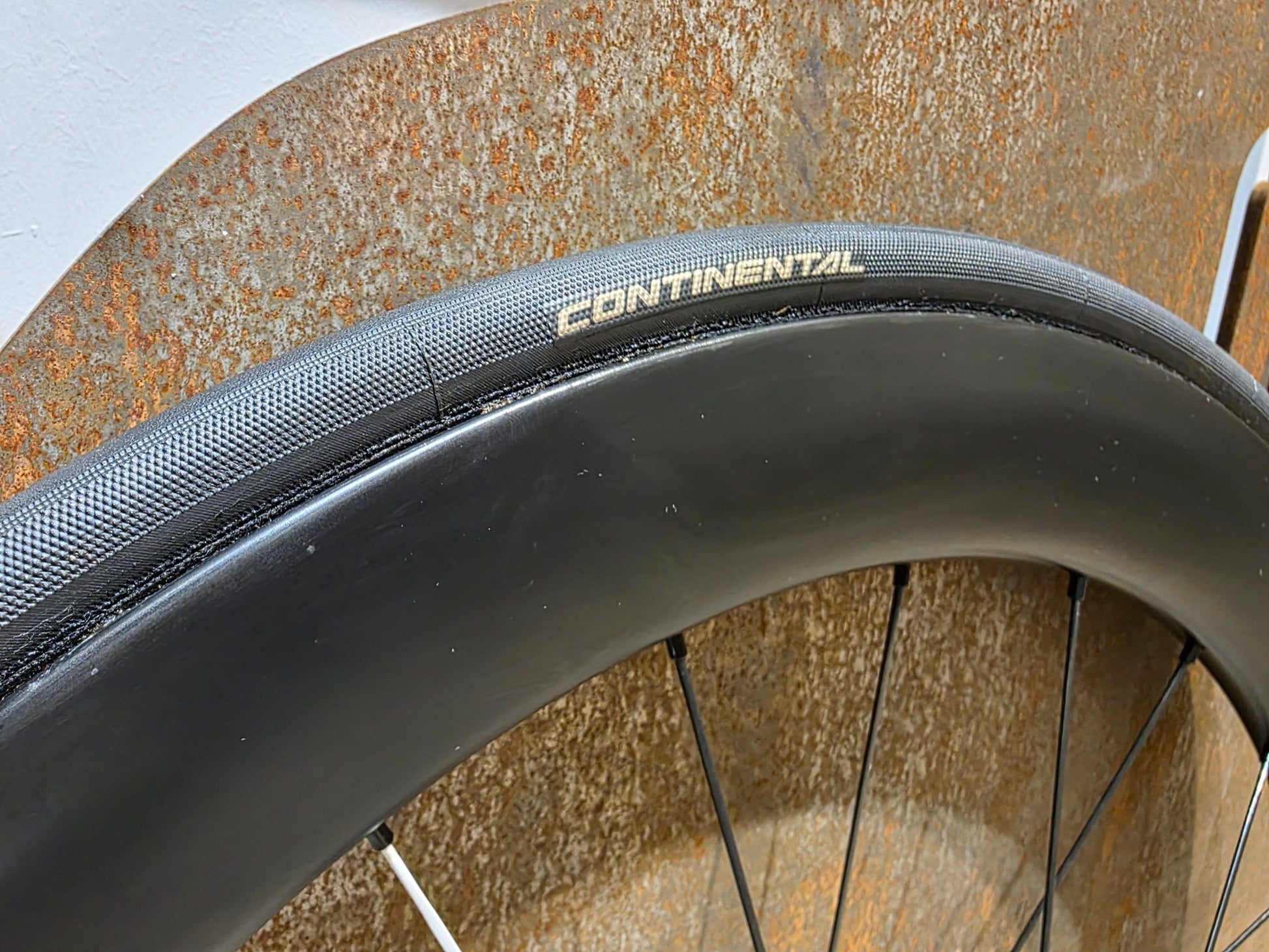 Laufrad/Laufradsatz von Aerycs, AERYCS CARBON AERO BAHN - / FIXIE VORDERRAD MICHE PRIMATO vor USEDBIKES - OB.DE Hintergrund