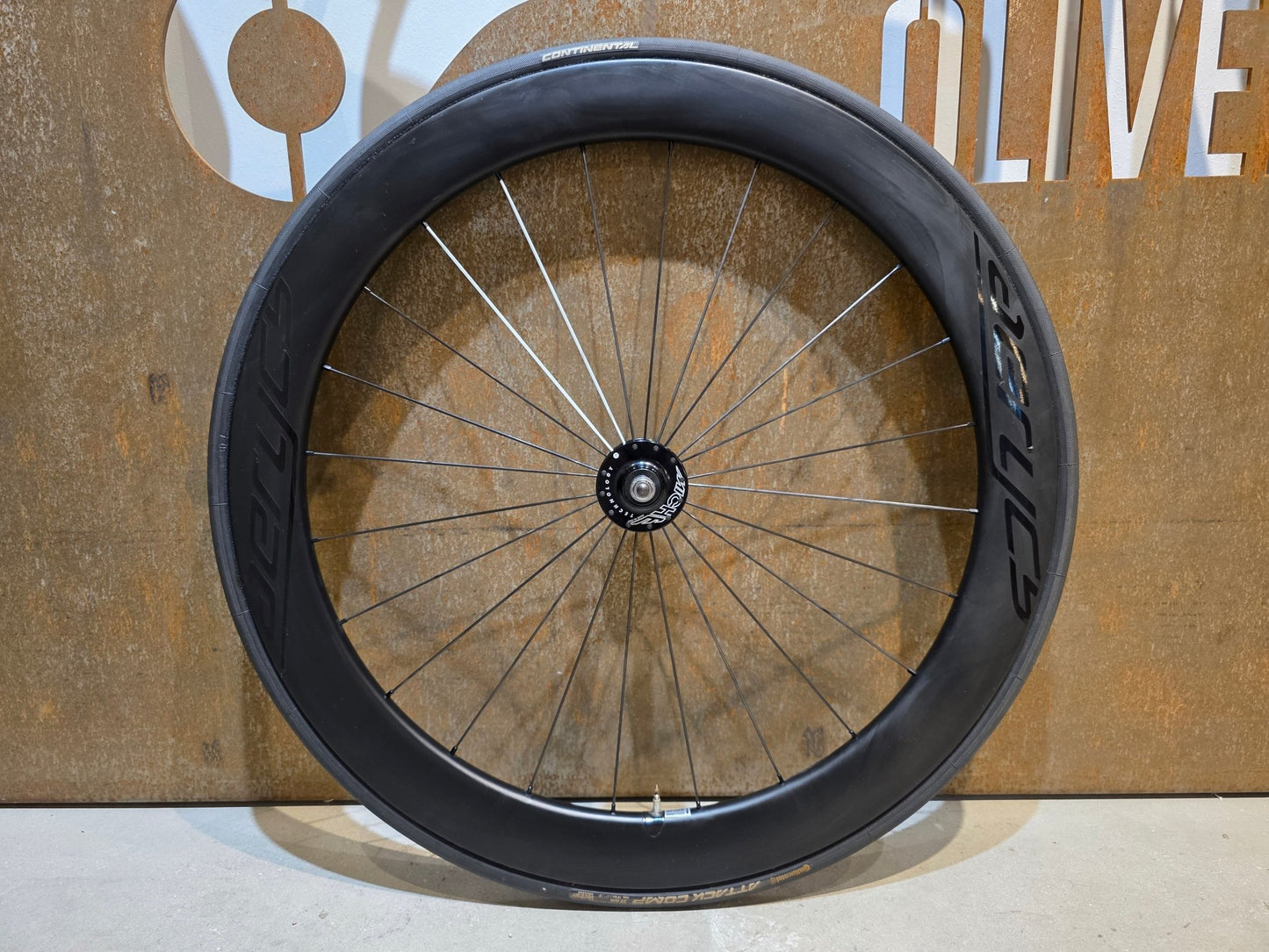 Laufrad/Laufradsatz von Aerycs, AERYCS CARBON AERO BAHN - / FIXIE VORDERRAD MICHE PRIMATO vor USEDBIKES - OB.DE Hintergrund