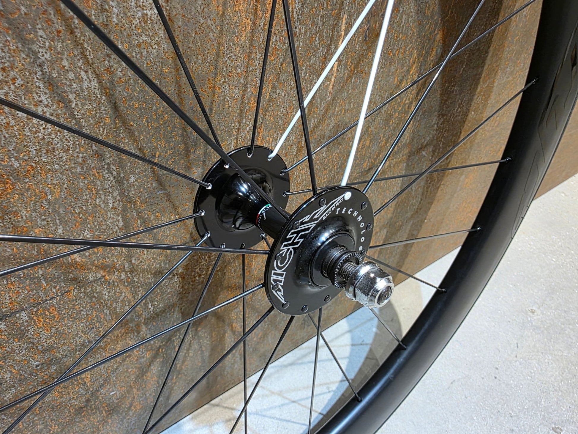 Laufrad/Laufradsatz von Aerycs, AERYCS CARBON AERO BAHN - / FIXIE VORDERRAD MICHE PRIMATO vor USEDBIKES - OB.DE Hintergrund