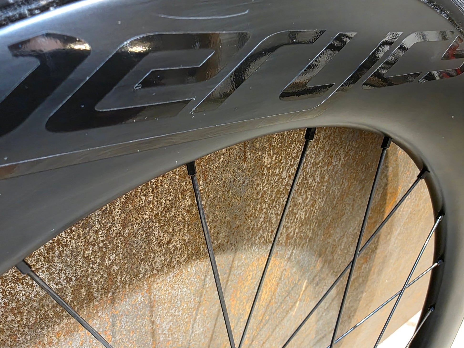 Laufrad/Laufradsatz von Aerycs, AERYCS CARBON AERO BAHN - / FIXIE VORDERRAD MICHE PRIMATO vor USEDBIKES - OB.DE Hintergrund