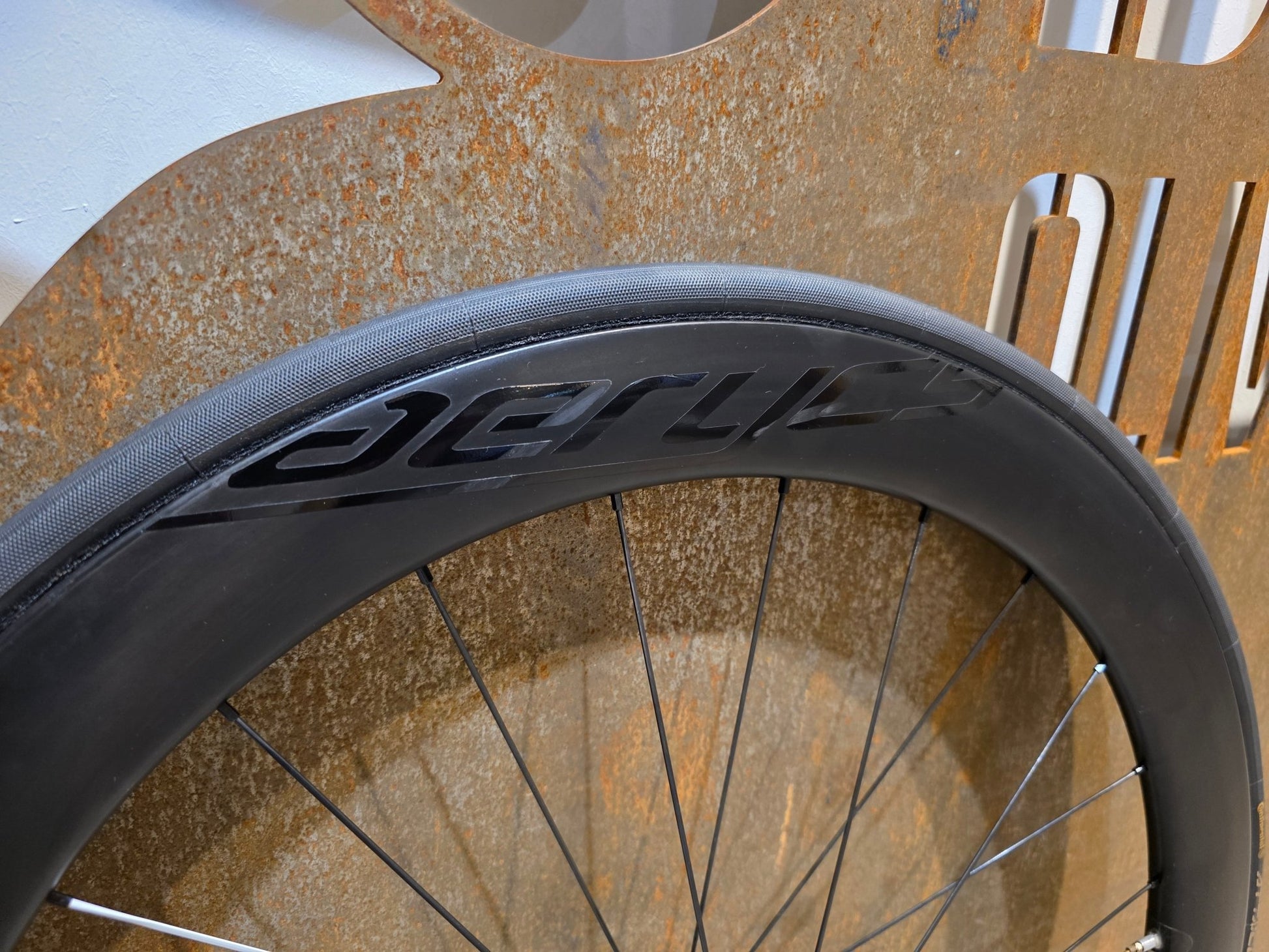 Laufrad/Laufradsatz von Aerycs, AERYCS CARBON AERO BAHN - / FIXIE VORDERRAD MICHE PRIMATO vor USEDBIKES - OB.DE Hintergrund