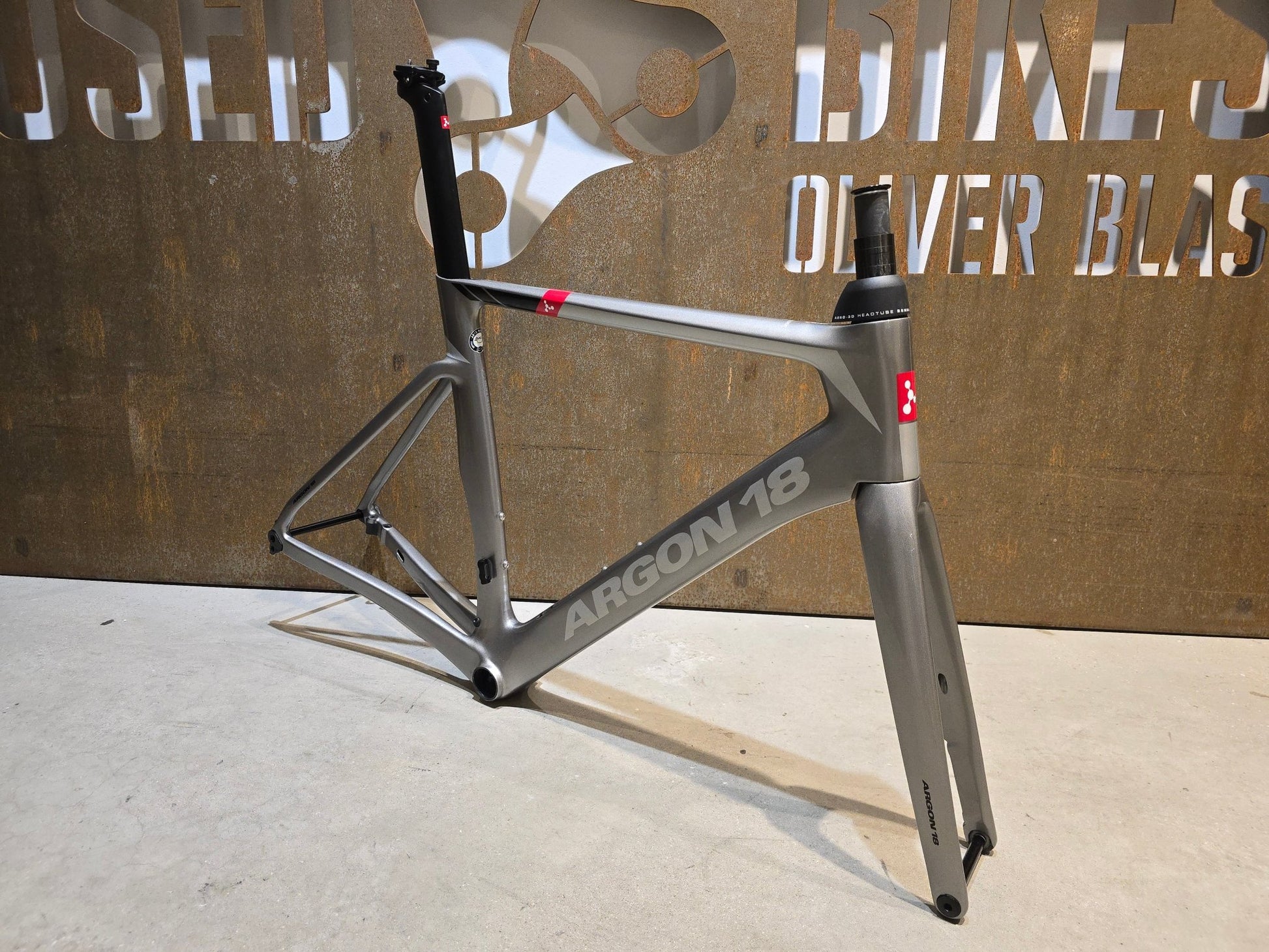 Rennradrahmen von Argon 18, ARGON 18 NITROGEN RAHMENSET / DISC / M in variant_title vor USEDBIKES - OB.DE Hintergrund