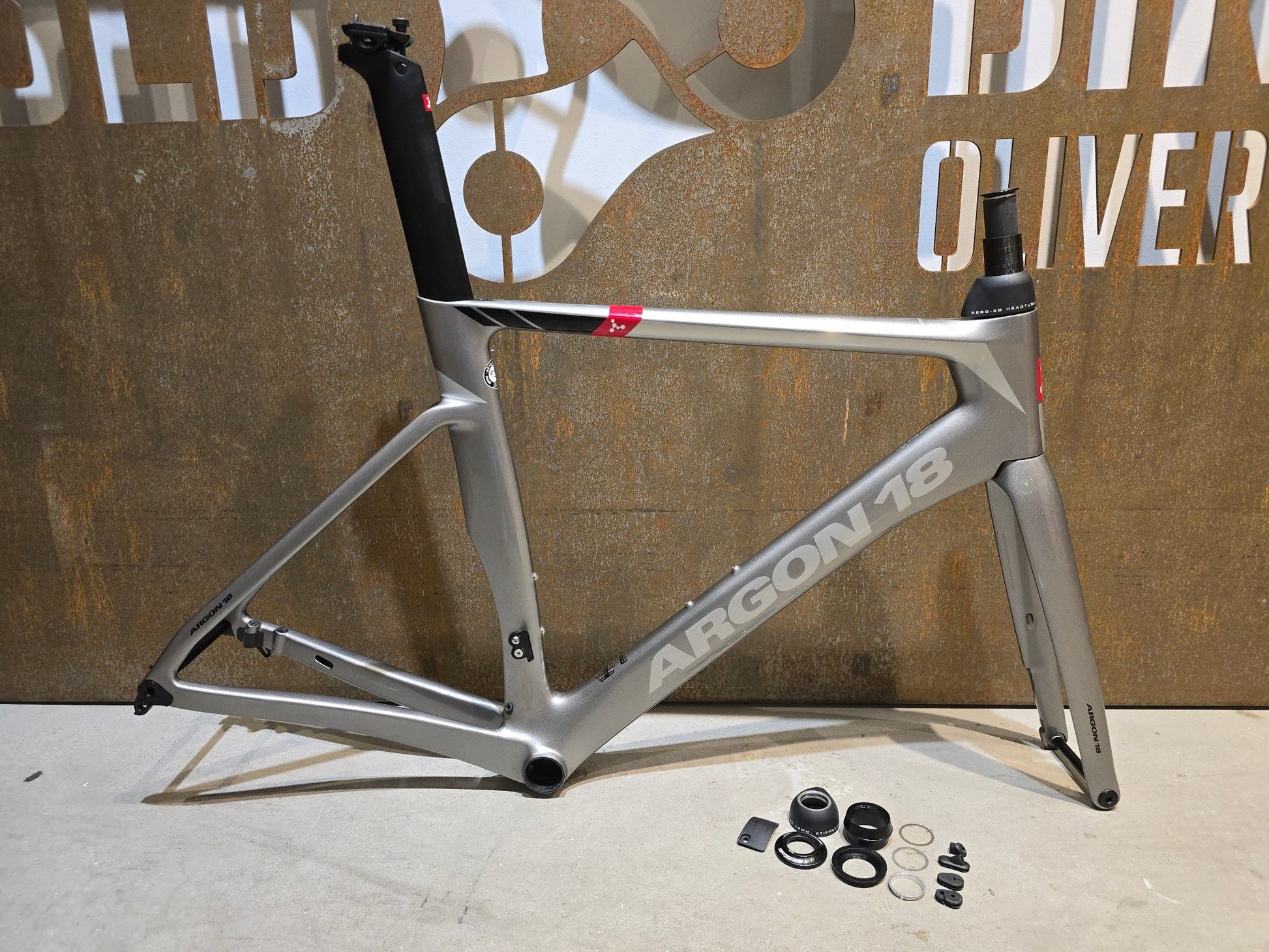 Rennradrahmen von Argon 18, ARGON 18 NITROGEN RAHMENSET / DISC / M in variant_title vor USEDBIKES - OB.DE Hintergrund