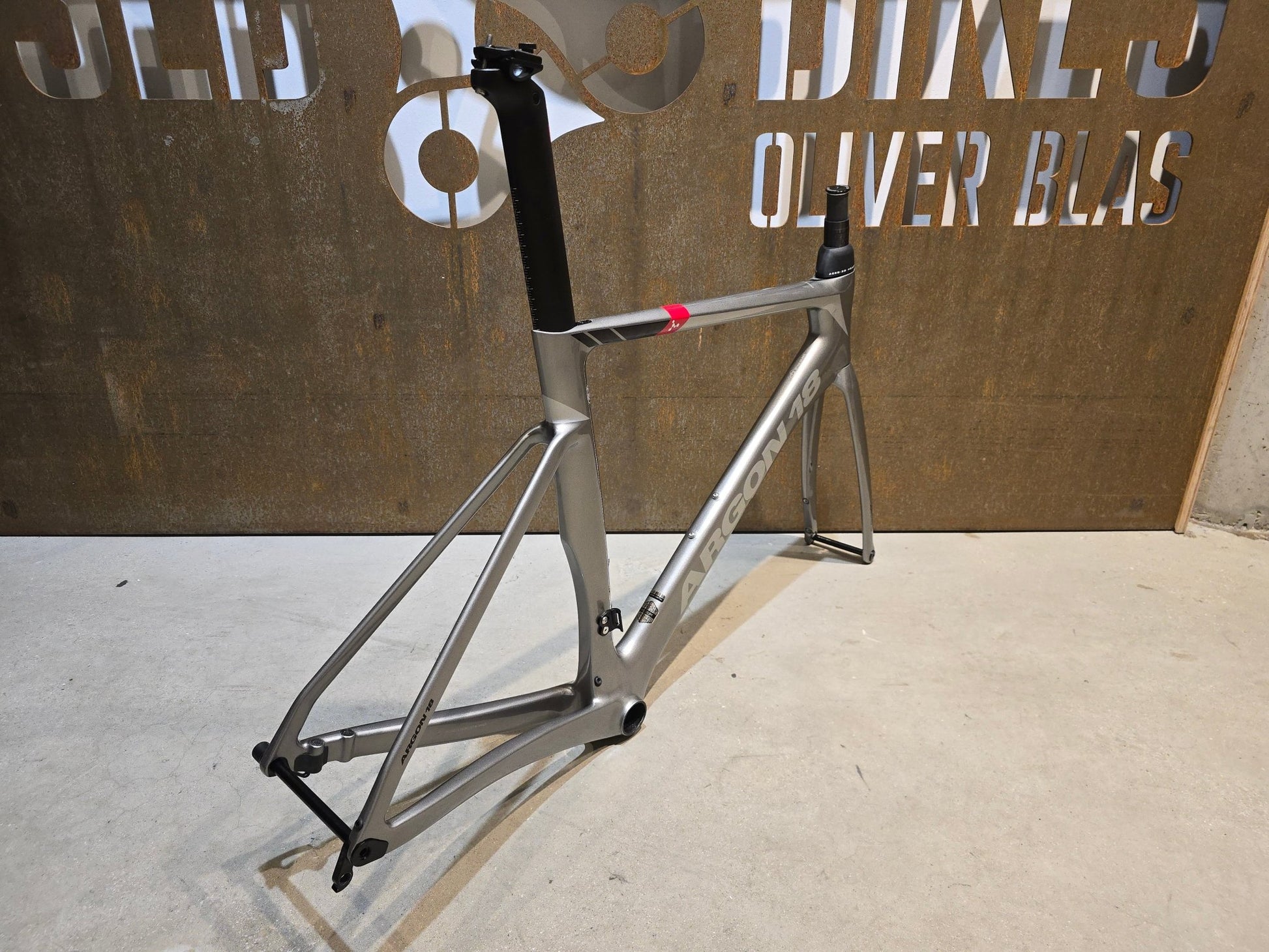 Rennradrahmen von Argon 18, ARGON 18 NITROGEN RAHMENSET / DISC / M in variant_title vor USEDBIKES - OB.DE Hintergrund