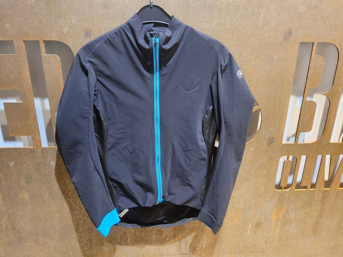 Winterjacken Damen von Assos, ASSOS BONKA JACKET LAALALAI / JACKE / DAMEN / BLACK SERIES in variant_title vor USEDBIKES - OB.DE Hintergrund