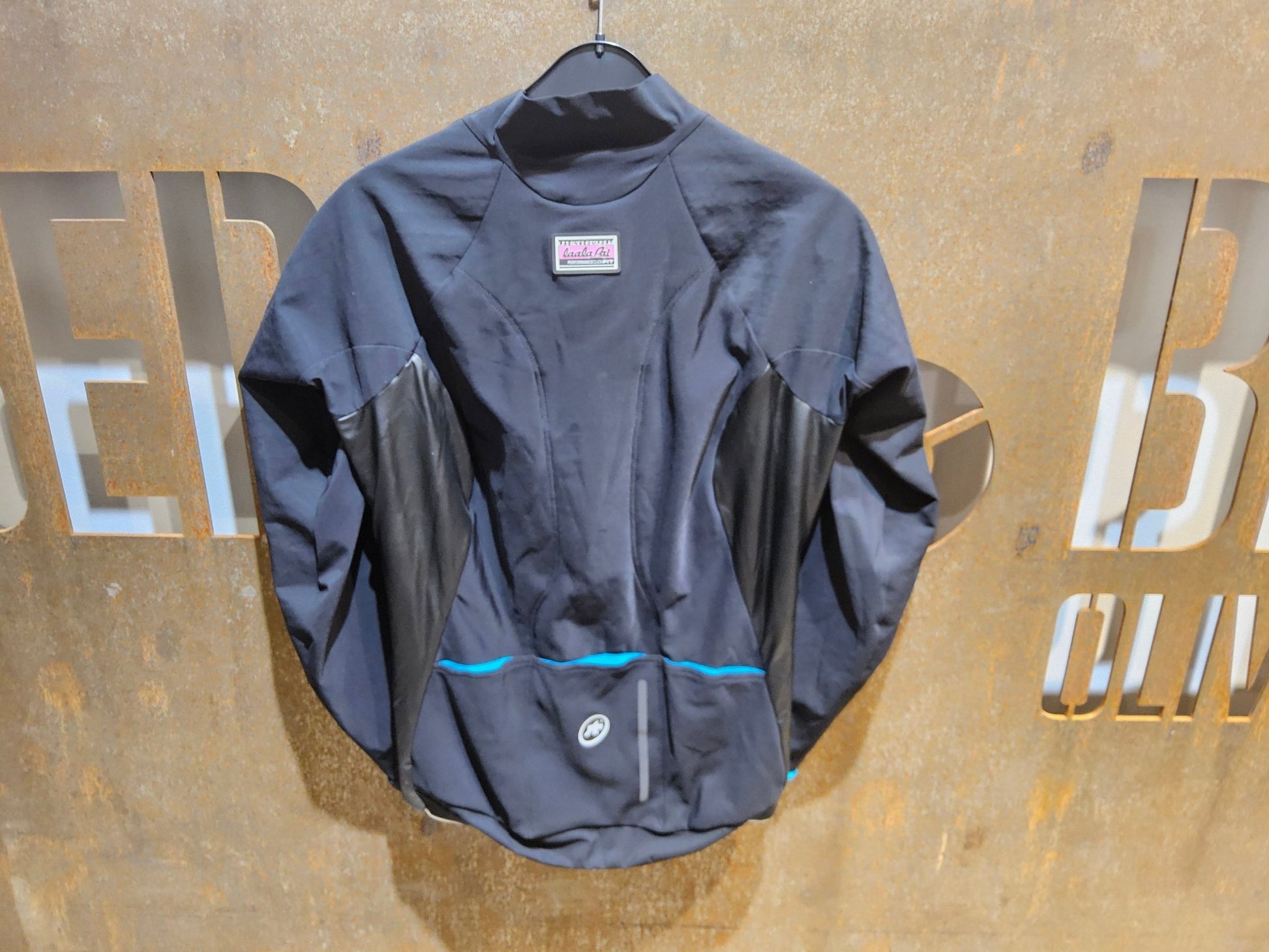 Winterjacken Damen von Assos, ASSOS BONKA JACKET LAALALAI / JACKE / DAMEN / BLACK SERIES in variant_title vor USEDBIKES - OB.DE Hintergrund