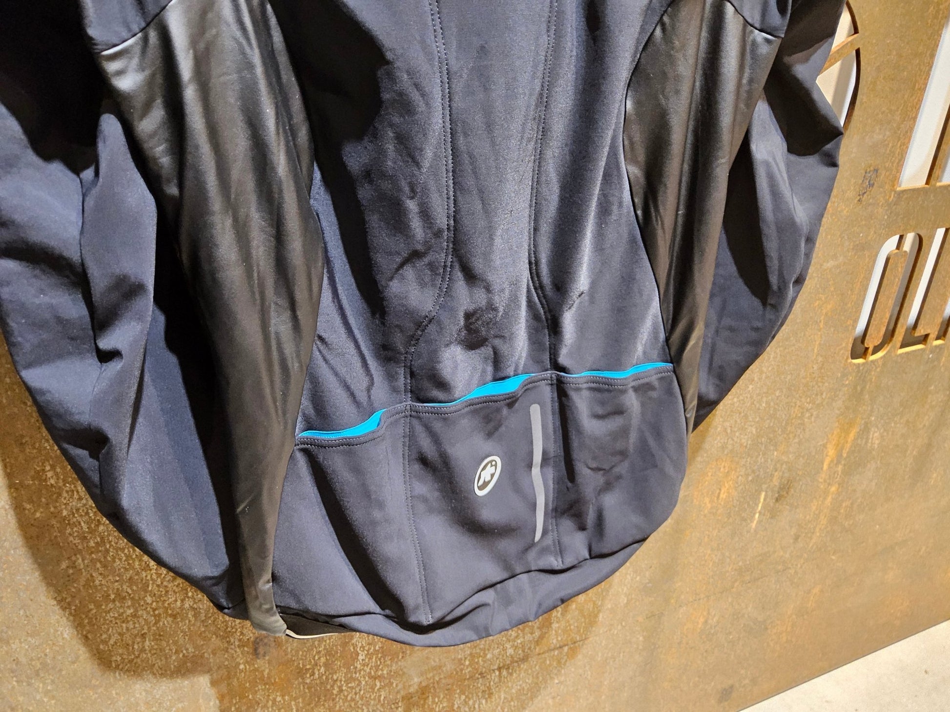 Winterjacken Damen von Assos, ASSOS BONKA JACKET LAALALAI / JACKE / DAMEN / BLACK SERIES in variant_title vor USEDBIKES - OB.DE Hintergrund