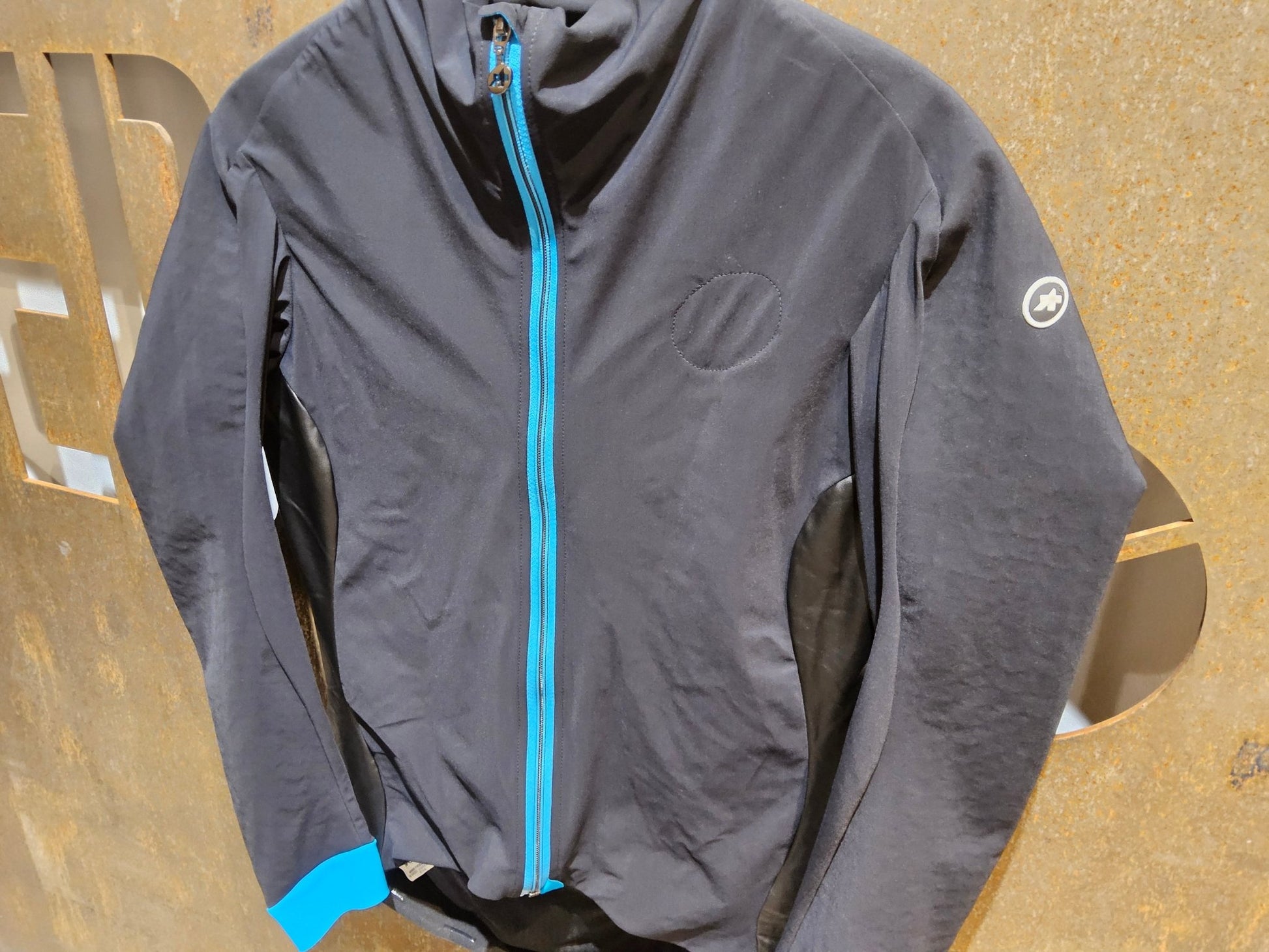 Winterjacken Damen von Assos, ASSOS BONKA JACKET LAALALAI / JACKE / DAMEN / BLACK SERIES in variant_title vor USEDBIKES - OB.DE Hintergrund