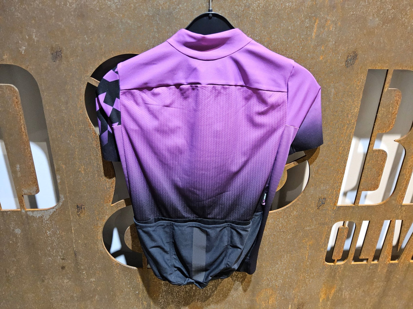 Trikot Damen von Assos, ASSOS DYORA RS JERSEY S9 / KURZARM TRIKOT / DAMEN / PROF VENUS VIOLET in variant_title vor USEDBIKES - OB.DE Hintergrund