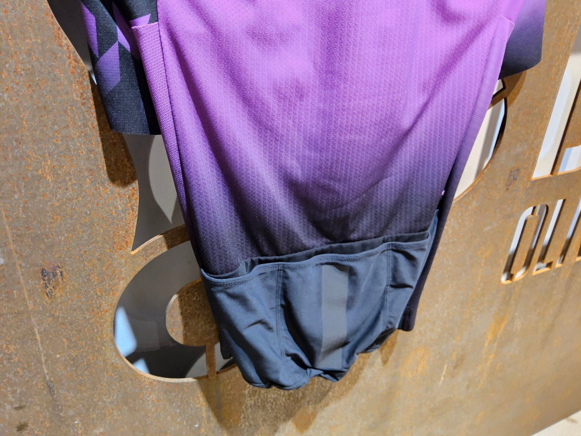 Trikot Damen von Assos, ASSOS DYORA RS JERSEY S9 / KURZARM TRIKOT / DAMEN / PROF VENUS VIOLET in variant_title vor USEDBIKES - OB.DE Hintergrund