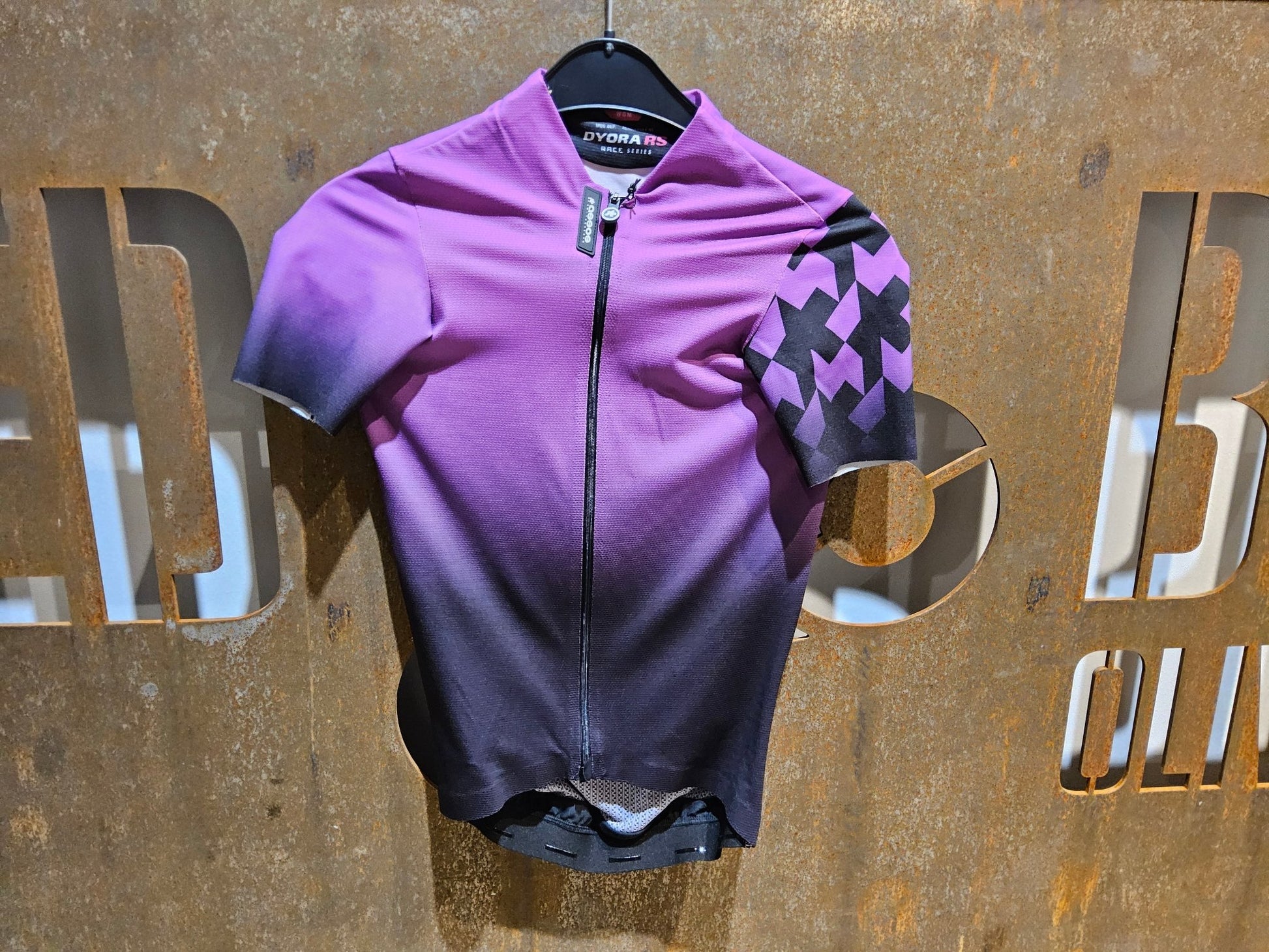 Trikot Damen von Assos, ASSOS DYORA RS JERSEY S9 / KURZARM TRIKOT / DAMEN / PROF VENUS VIOLET in variant_title vor USEDBIKES - OB.DE Hintergrund