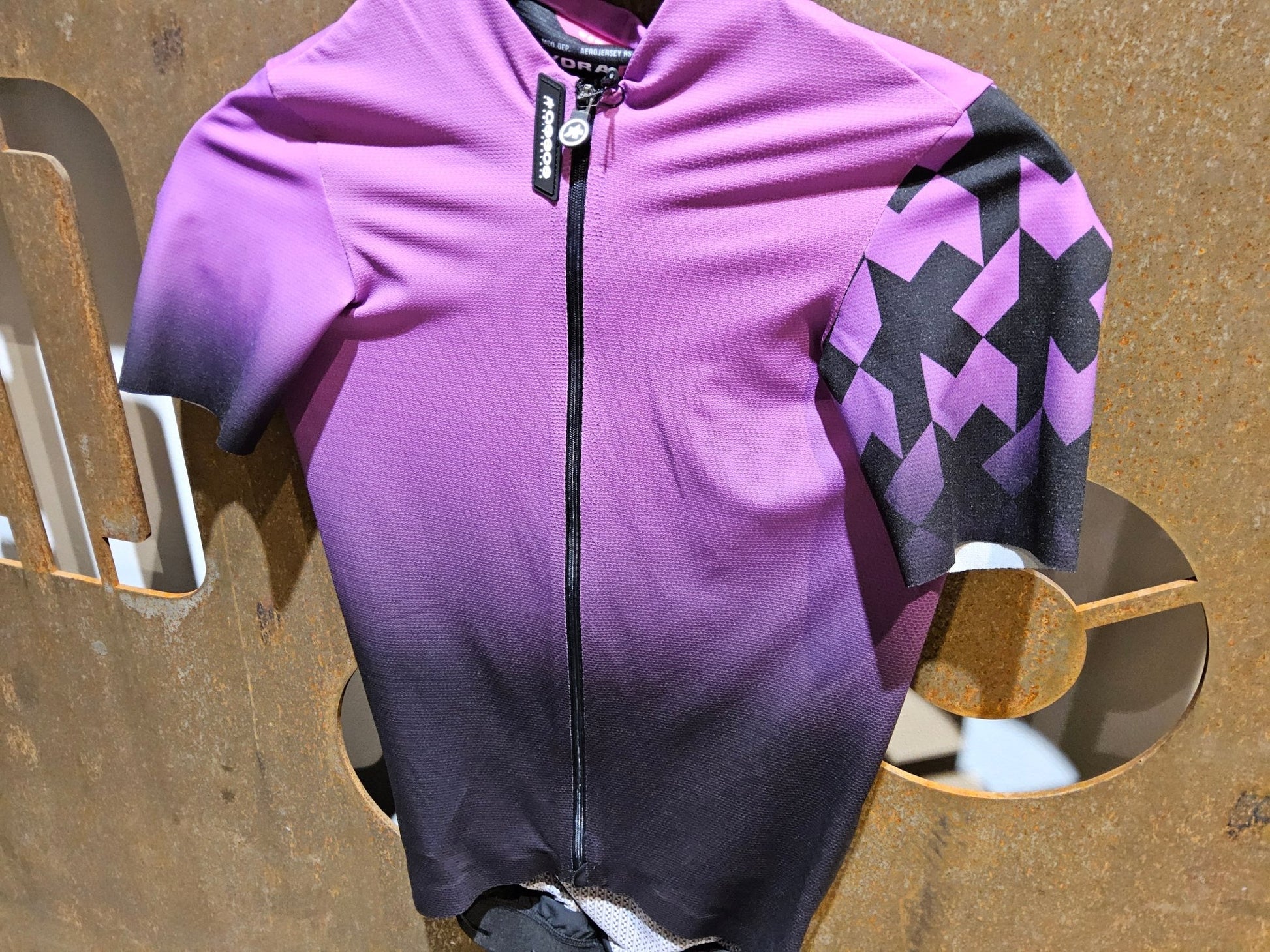 Trikot Damen von Assos, ASSOS DYORA RS JERSEY S9 / KURZARM TRIKOT / DAMEN / PROF VENUS VIOLET in variant_title vor USEDBIKES - OB.DE Hintergrund