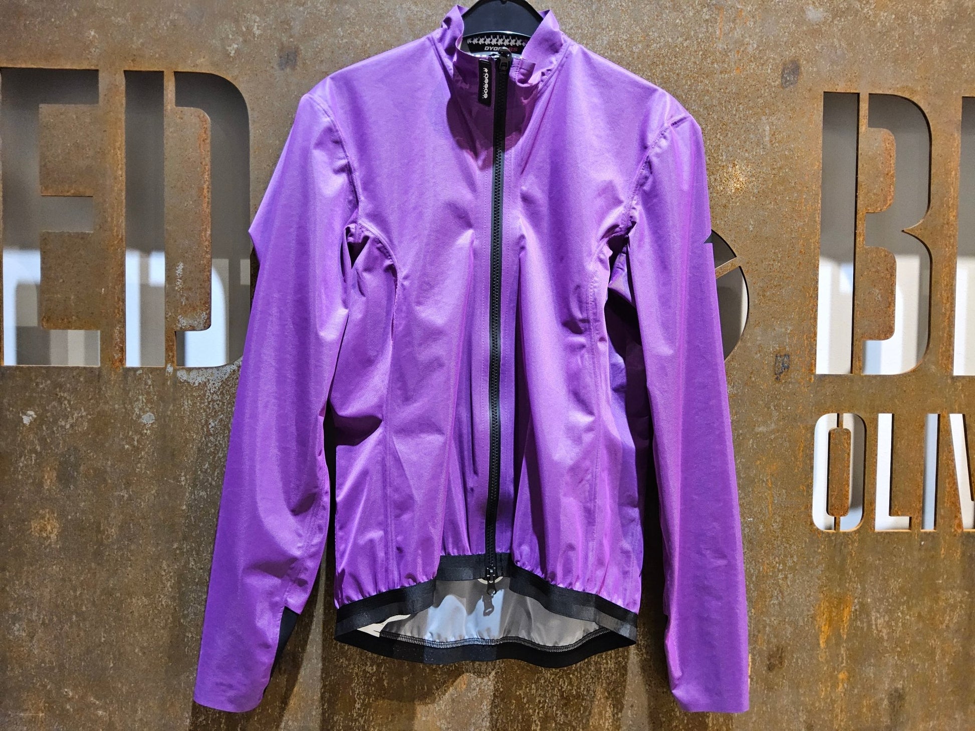 Regenbekleidung Damen von Assos, ASSOS DYORA RS RAIN JACKET / JACKE / DAMEN / VENUS VIOLET in variant_title vor USEDBIKES - OB.DE Hintergrund