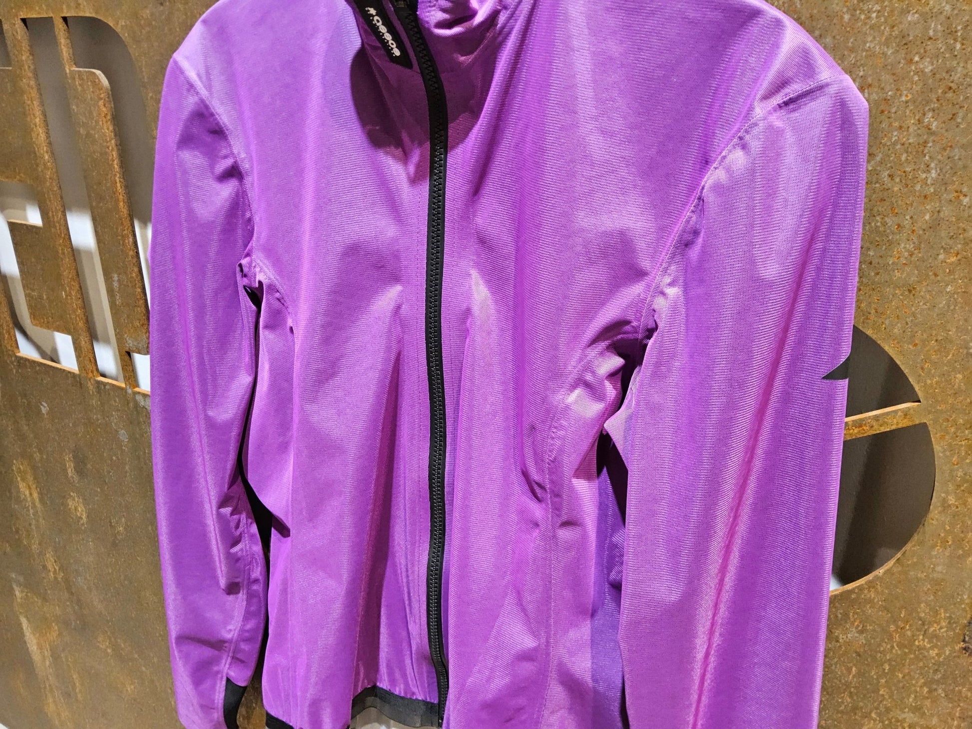 Regenbekleidung Damen von Assos, ASSOS DYORA RS RAIN JACKET / JACKE / DAMEN / VENUS VIOLET in variant_title vor USEDBIKES - OB.DE Hintergrund