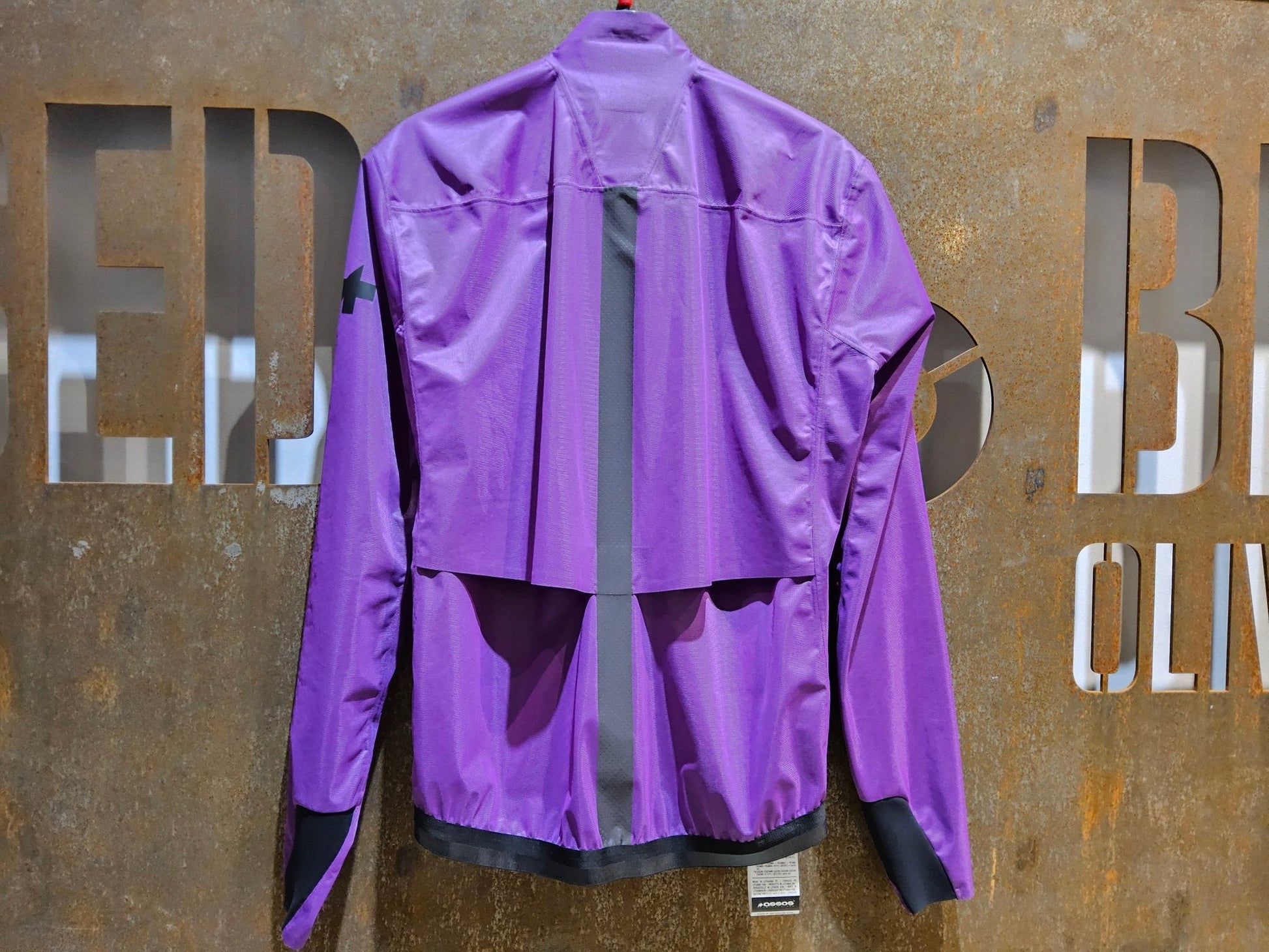 Regenbekleidung Damen von Assos, ASSOS DYORA RS RAIN JACKET / JACKE / DAMEN / VENUS VIOLET in variant_title vor USEDBIKES - OB.DE Hintergrund