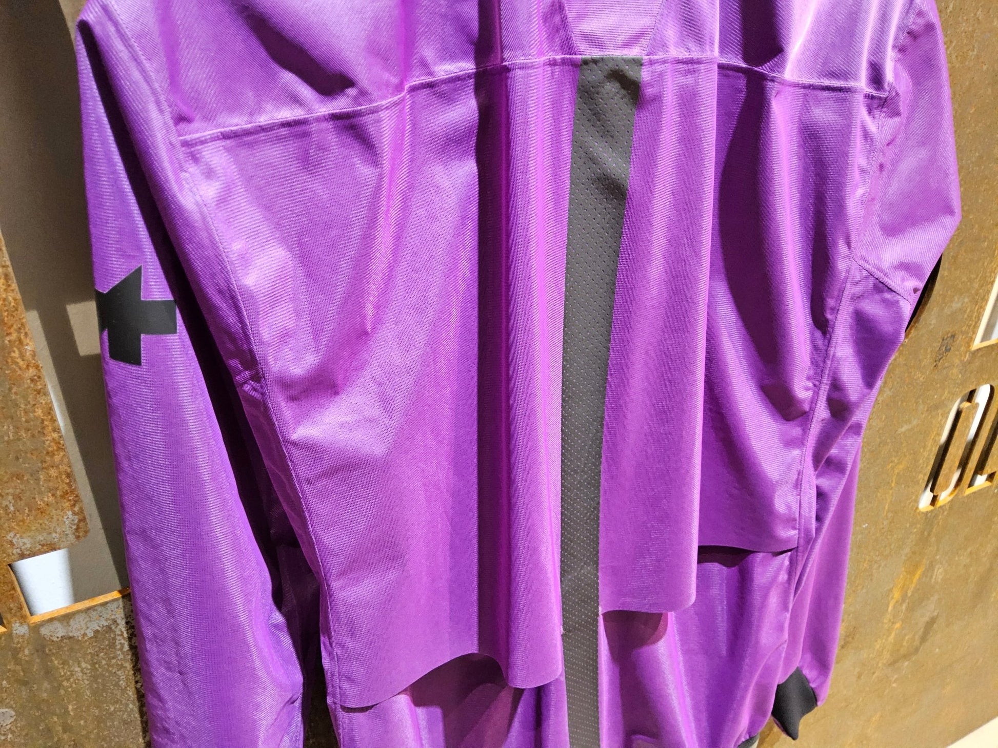 Regenbekleidung Damen von Assos, ASSOS DYORA RS RAIN JACKET / JACKE / DAMEN / VENUS VIOLET in variant_title vor USEDBIKES - OB.DE Hintergrund