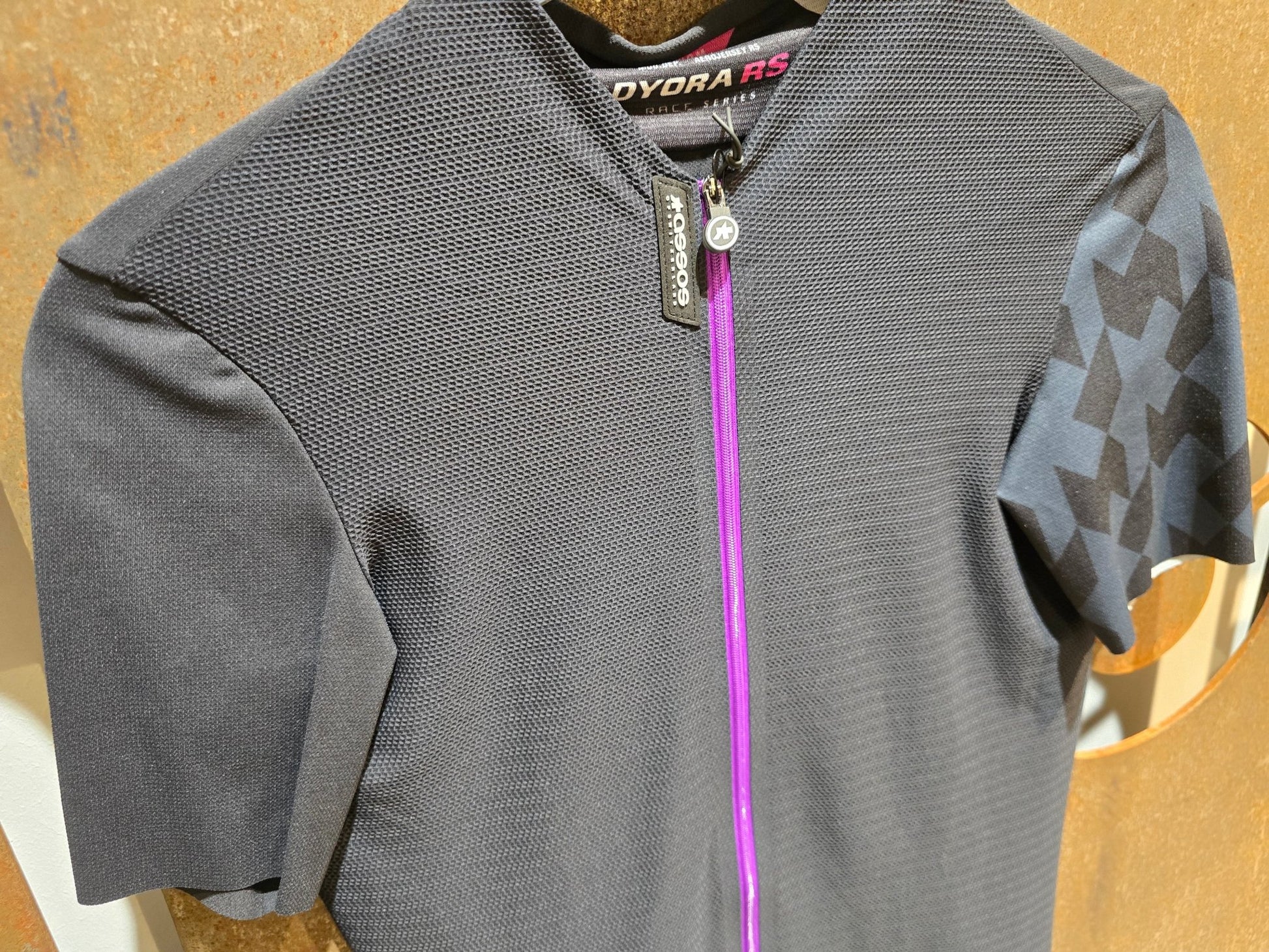 Trikot Damen von Assos, ASSOS DYORA RS SUMMER SS JERSEY / KURZARM TRIKOT / DAMEN in variant_title vor USEDBIKES - OB.DE Hintergrund