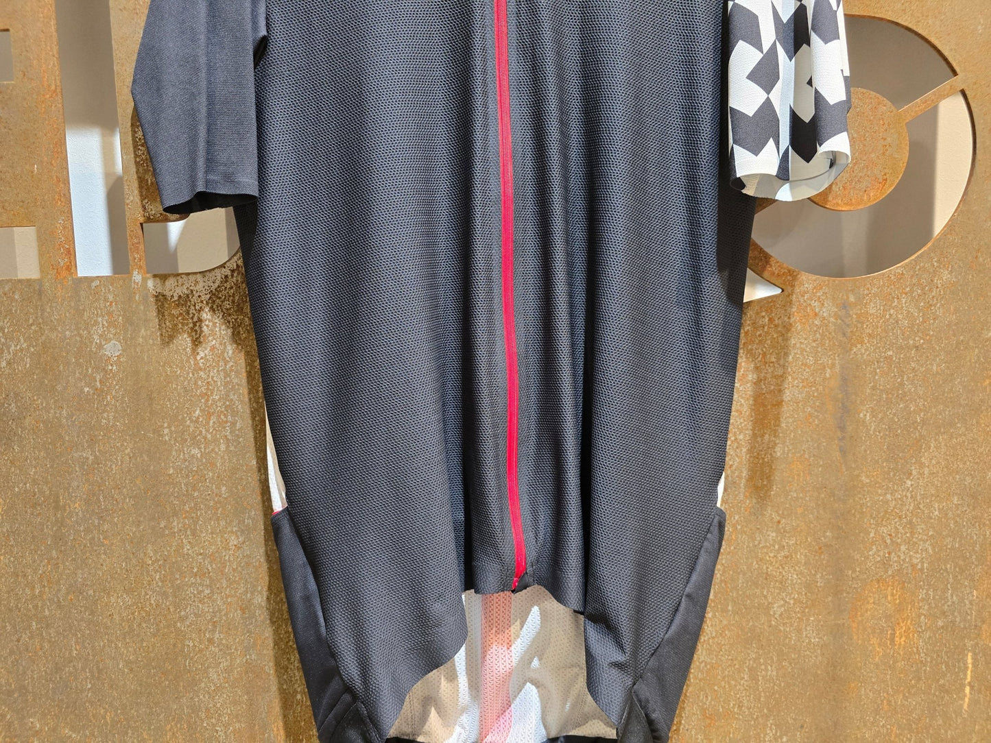 Trikot Herren von Assos, ASSOS EQUIPE RS AERO SS JERSEY / KURZARM TRIKOT / HERREN in variant_title vor USEDBIKES - OB.DE Hintergrund