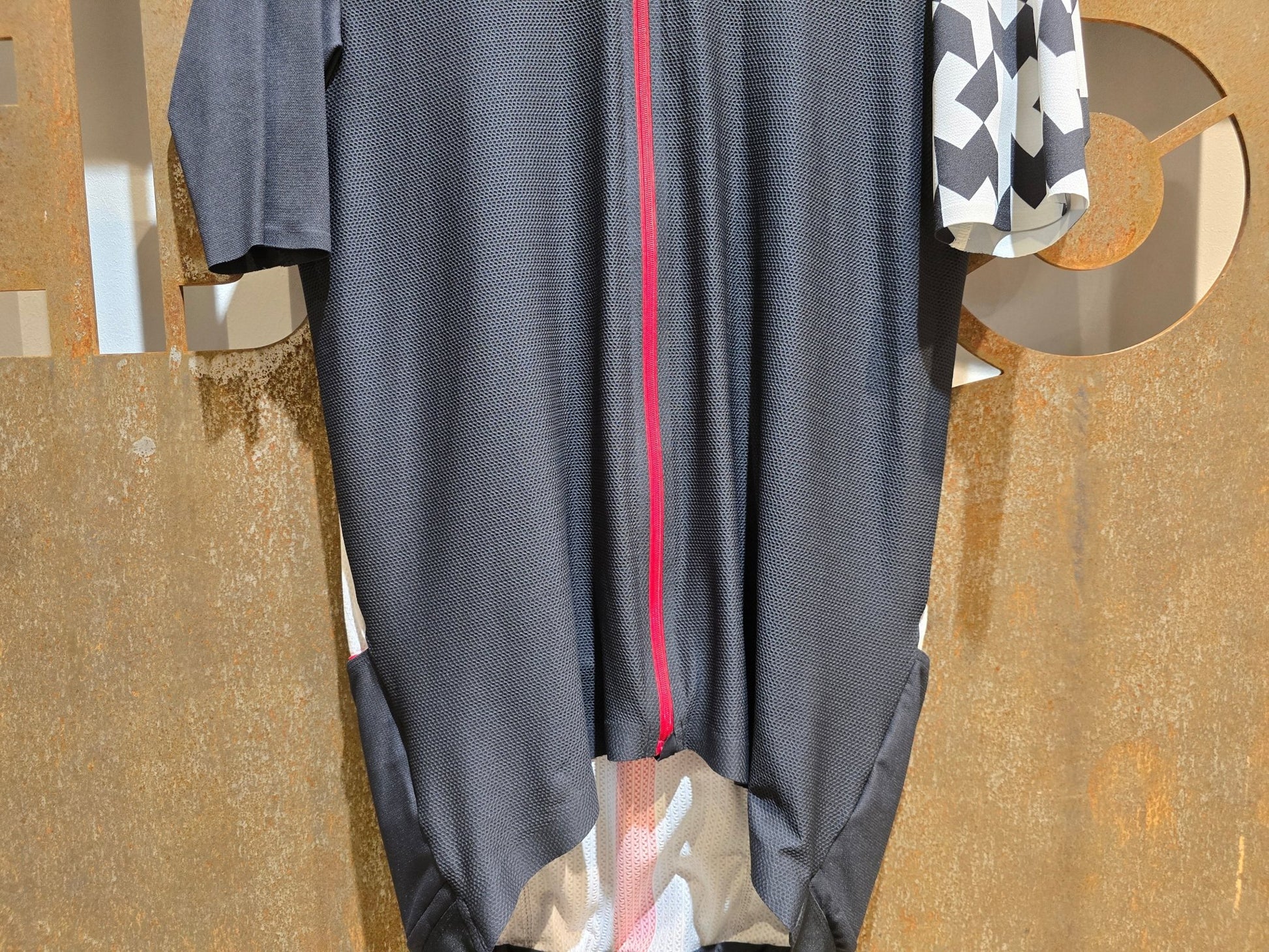Trikot Herren von Assos, ASSOS EQUIPE RS AERO SS JERSEY / KURZARM TRIKOT / HERREN in variant_title vor USEDBIKES - OB.DE Hintergrund