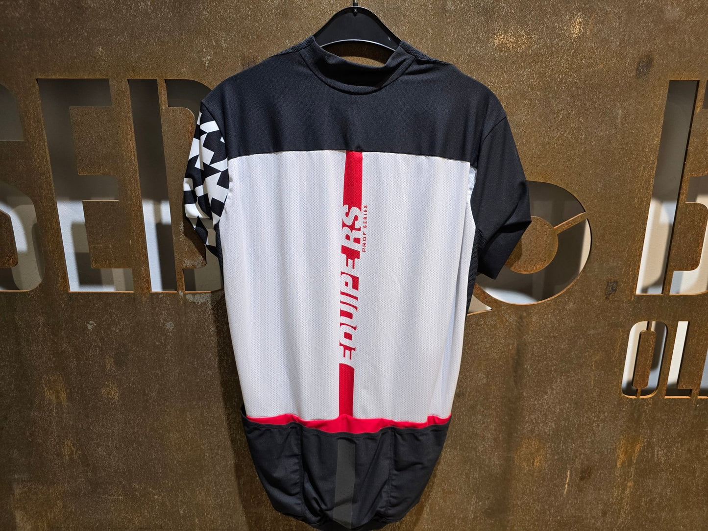 Trikot Herren von Assos, ASSOS EQUIPE RS AERO SS JERSEY / KURZARM TRIKOT / HERREN in variant_title vor USEDBIKES - OB.DE Hintergrund