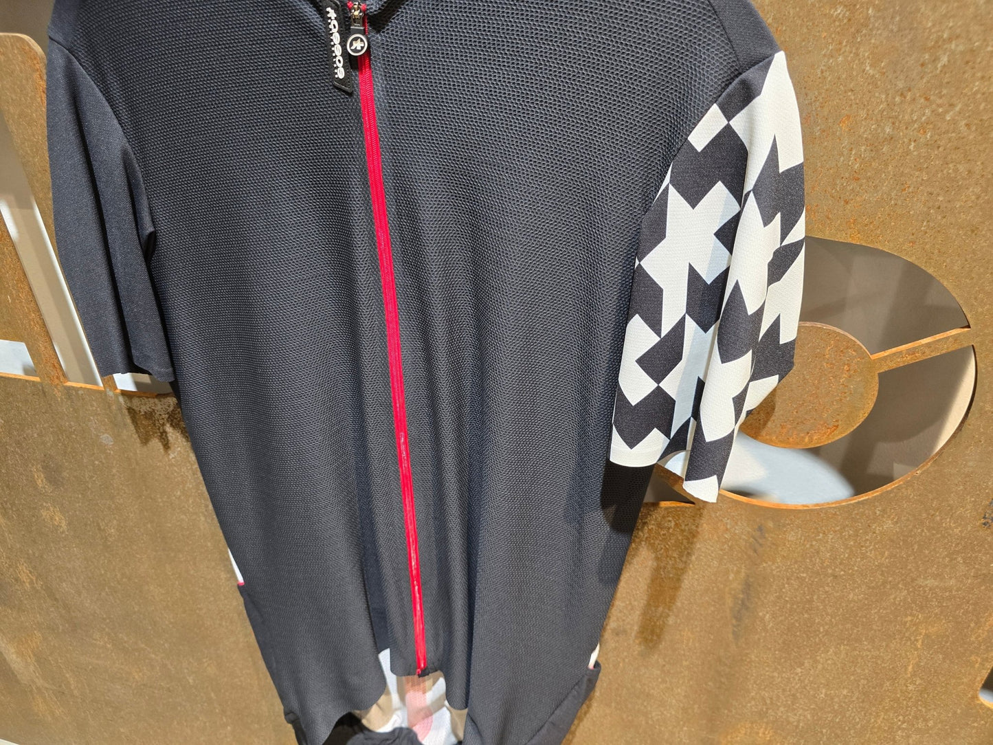 Trikot Herren von Assos, ASSOS EQUIPE RS AERO SS JERSEY / KURZARM TRIKOT / HERREN in variant_title vor USEDBIKES - OB.DE Hintergrund