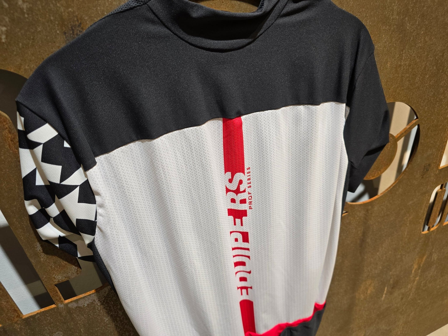 Trikot Herren von Assos, ASSOS EQUIPE RS AERO SS JERSEY / KURZARM TRIKOT / HERREN in variant_title vor USEDBIKES - OB.DE Hintergrund