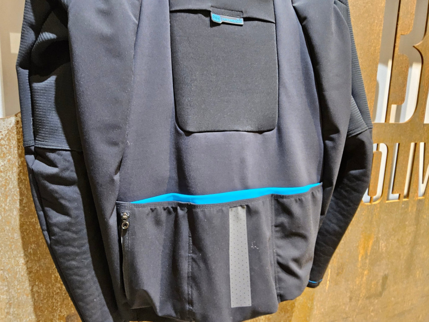 Winterjacken Herren von Assos, ASSOS EQUIPE RS WINTER JACKET / WINTER JACKE / HERREN / BLACK SERIES in variant_title vor USEDBIKES - OB.DE Hintergrund