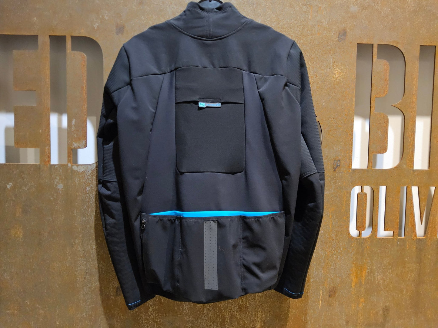Winterjacken Herren von Assos, ASSOS EQUIPE RS WINTER JACKET / WINTER JACKE / HERREN / BLACK SERIES in variant_title vor USEDBIKES - OB.DE Hintergrund