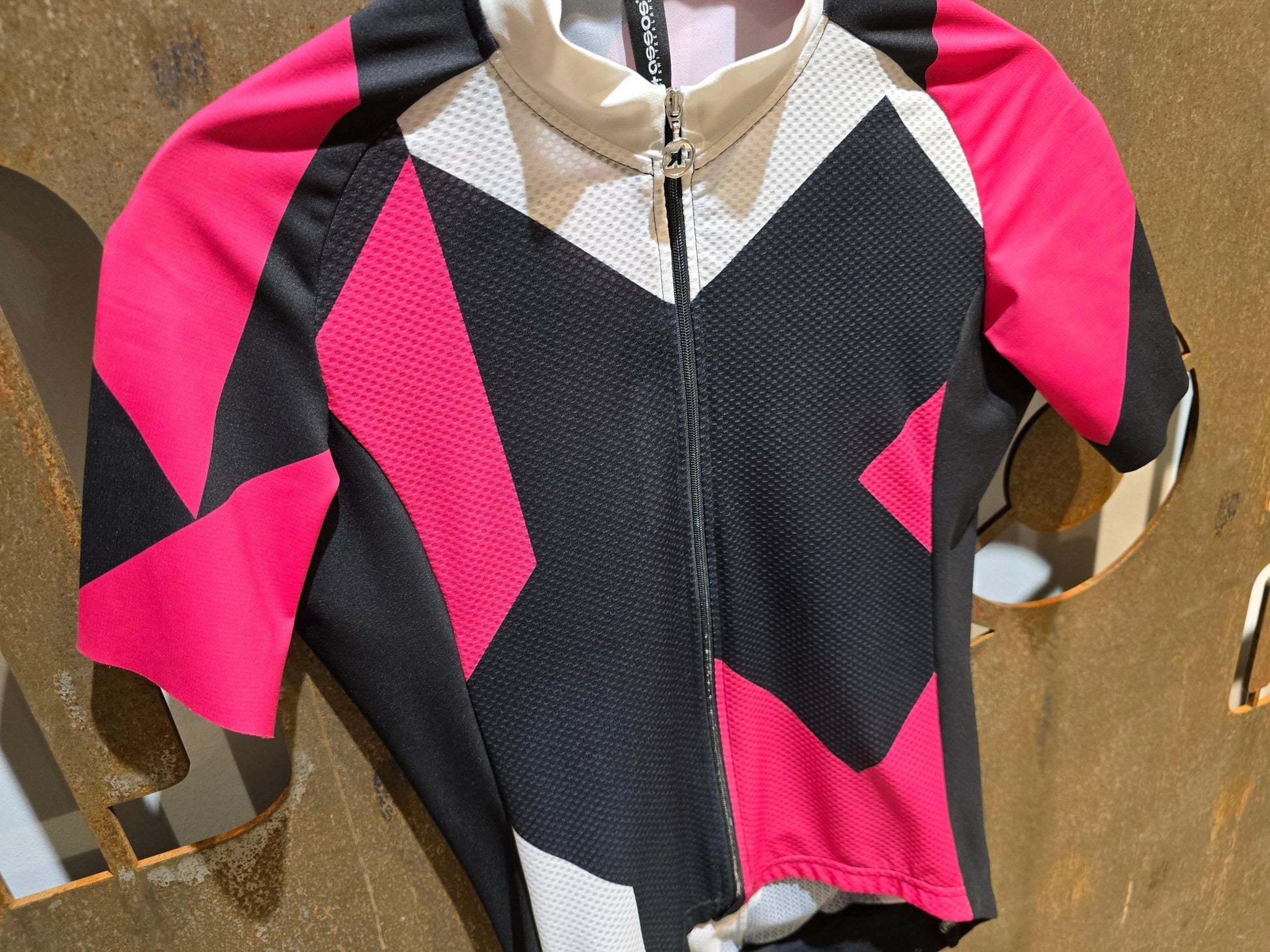 Trikot Damen von Assos, ASSOS FASTLANE ROCK SS JERSEY / KURZARM TRIKOT / DAMEN in variant_title vor USEDBIKES - OB.DE Hintergrund