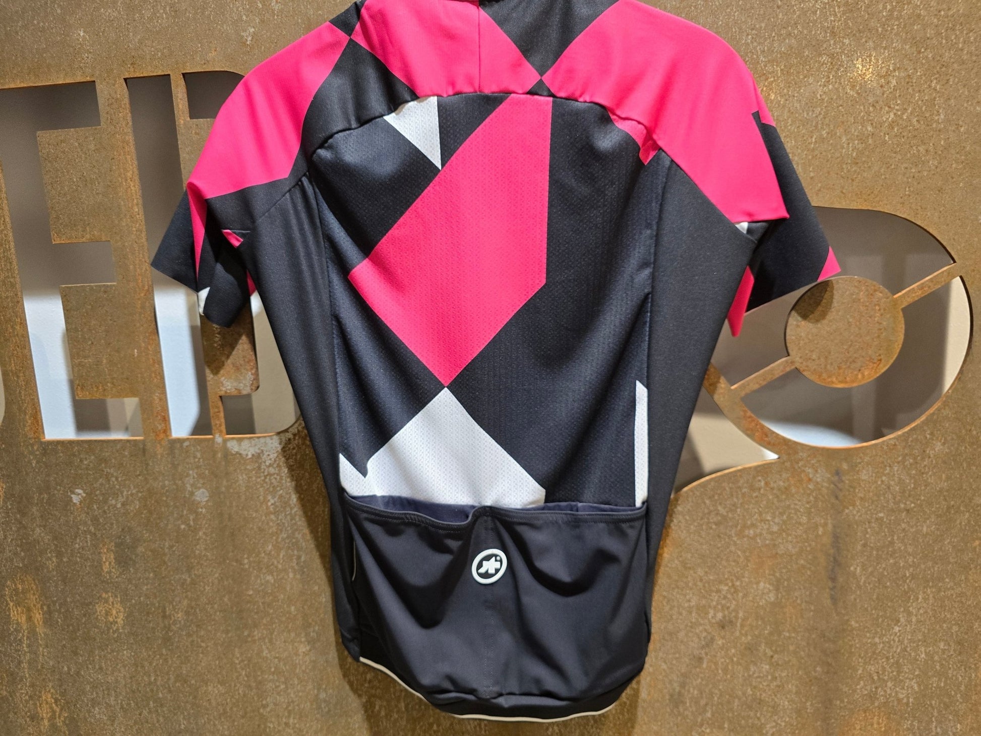 Trikot Damen von Assos, ASSOS FASTLANE ROCK SS JERSEY / KURZARM TRIKOT / DAMEN in variant_title vor USEDBIKES - OB.DE Hintergrund