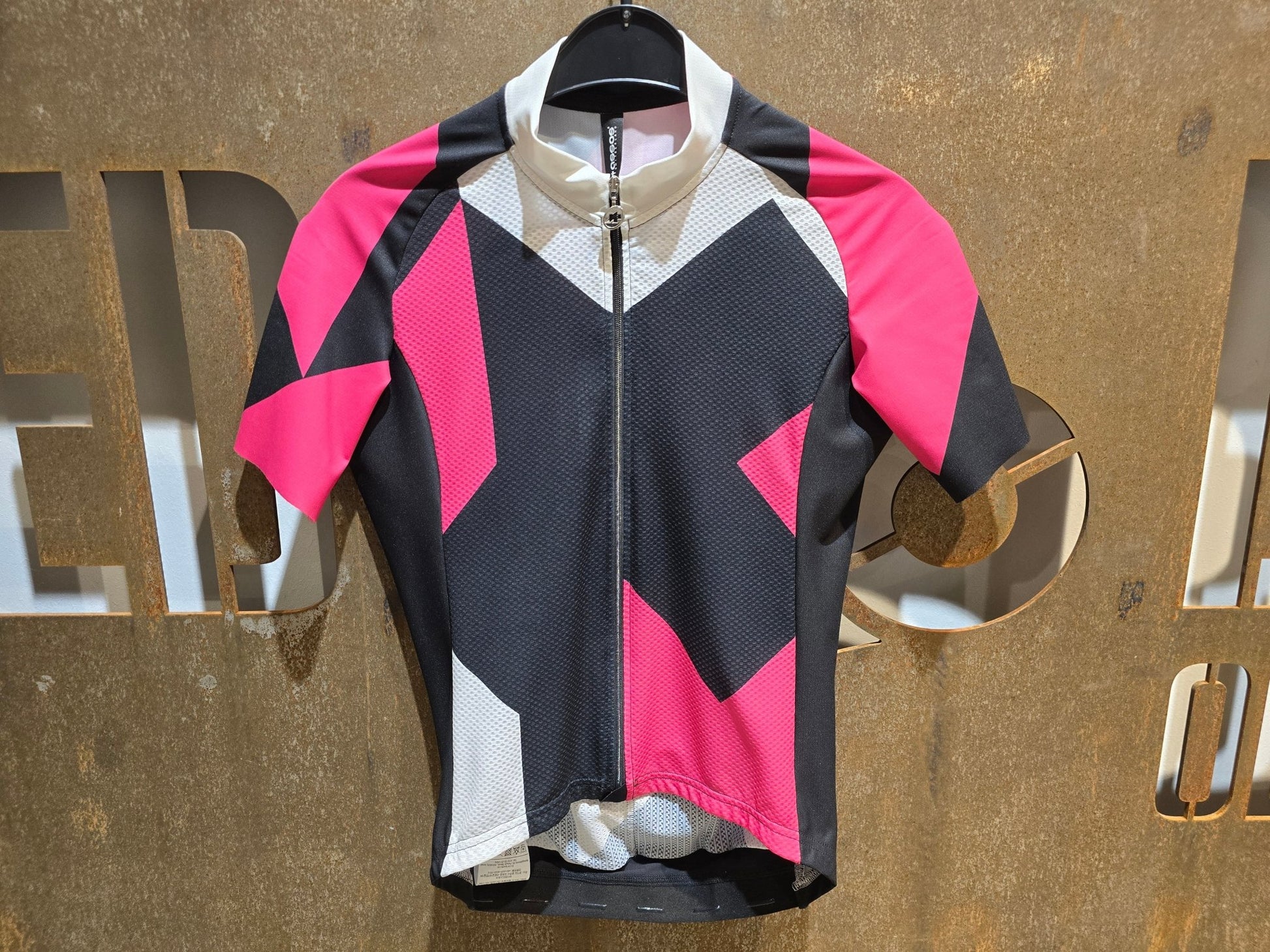 Trikot Damen von Assos, ASSOS FASTLANE ROCK SS JERSEY / KURZARM TRIKOT / DAMEN in variant_title vor USEDBIKES - OB.DE Hintergrund